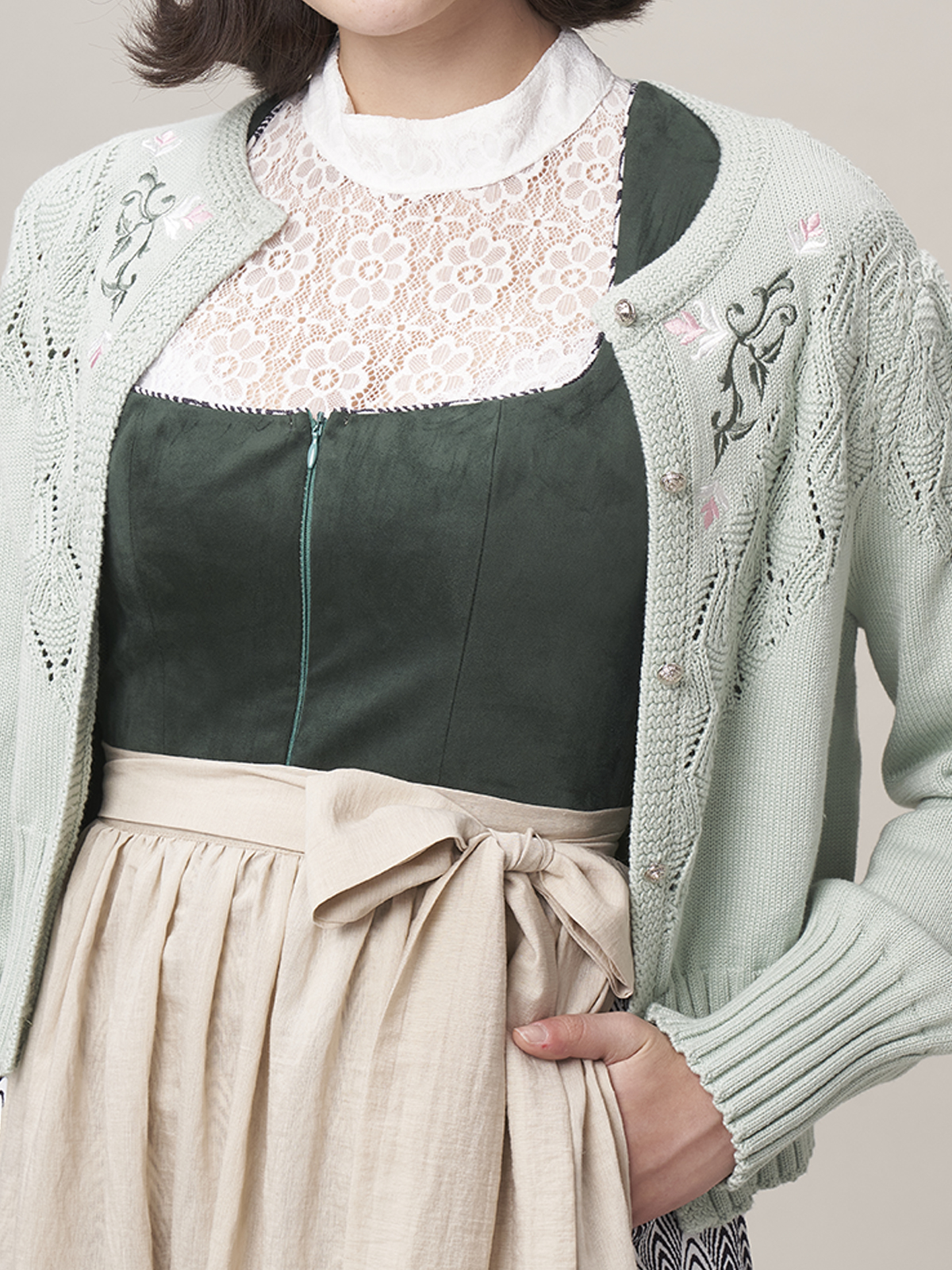 Modernes Dirndl Gelb Samt mit figurbetonter Silhouette
