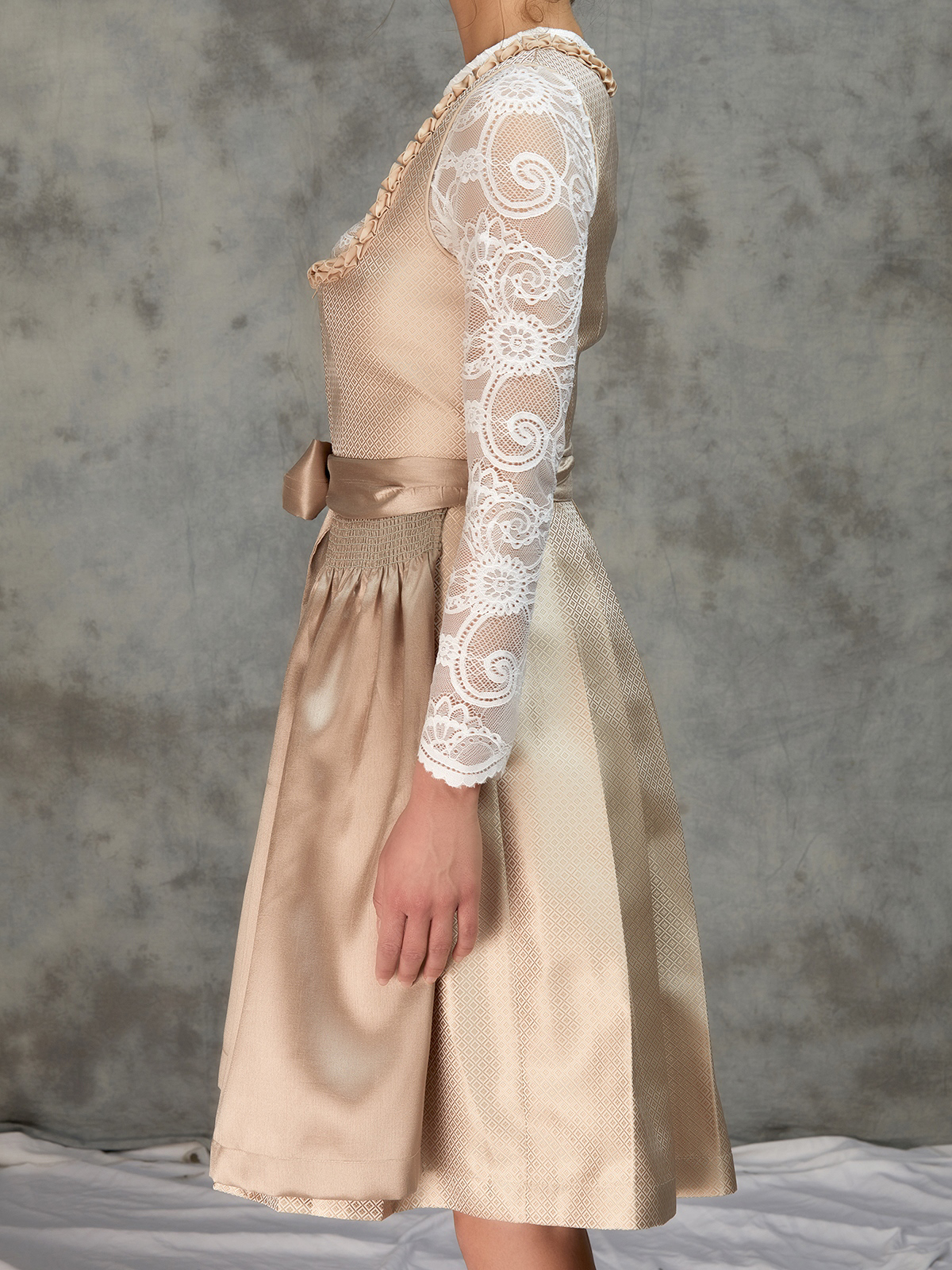 Blaues Dirndl mit modernem Schnitt