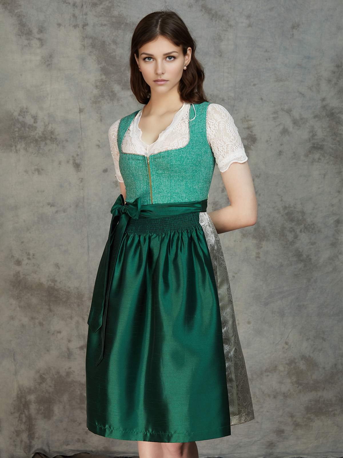 Dirndlbluse in Blau mit Spitzenverzierung