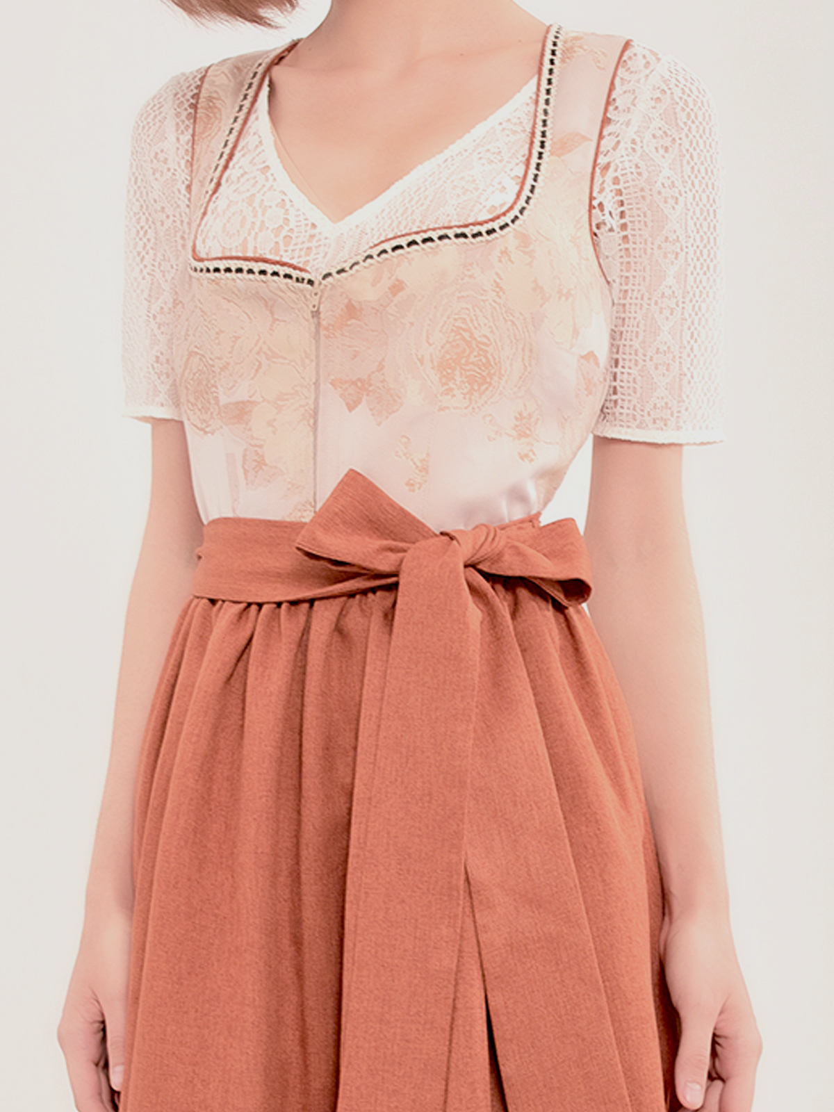 Dirndl mit Langarmbluse in Braun