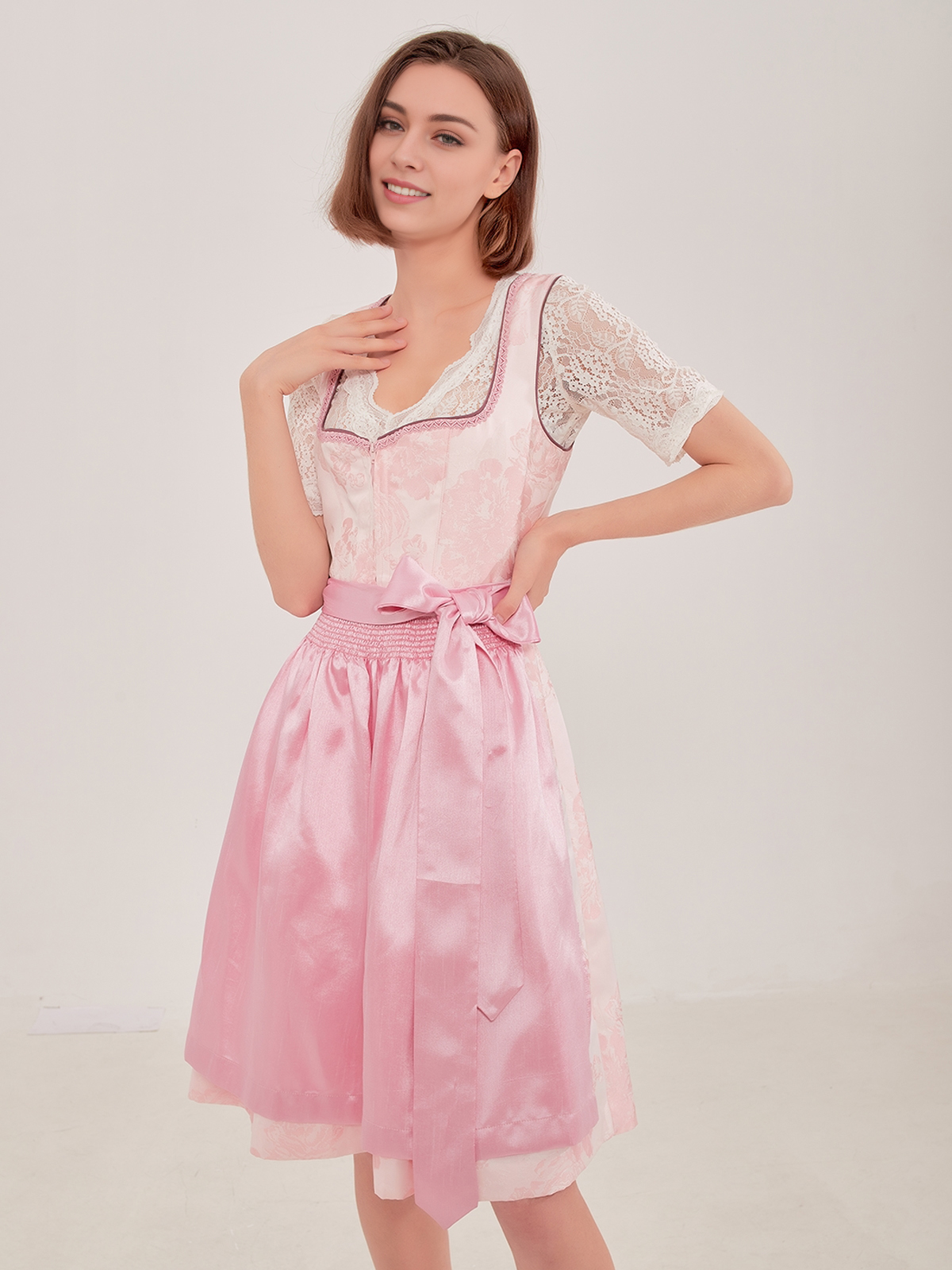 Traditionelles blaues Ja Mei Dirndl mit modernem Ausschnitt