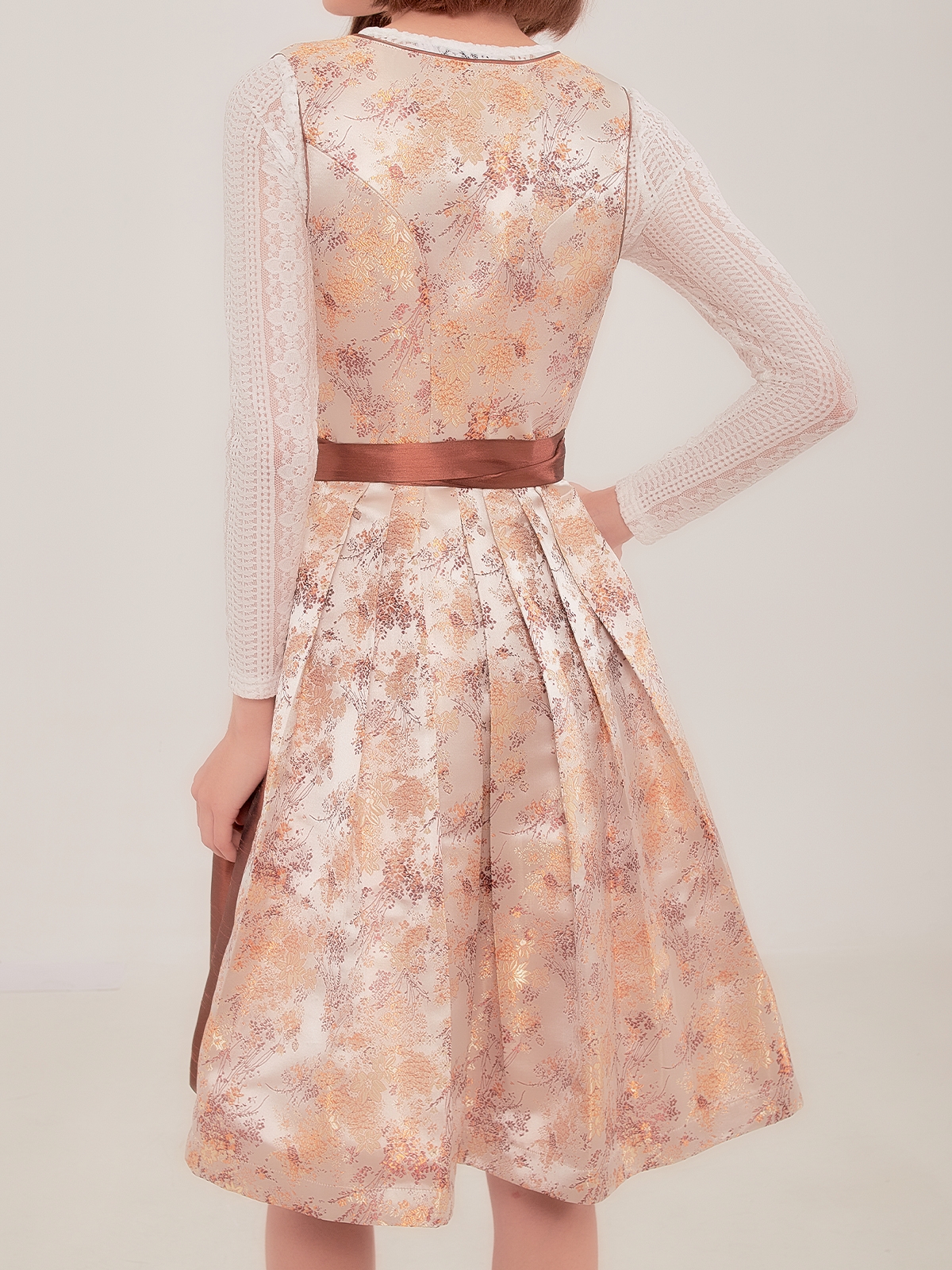 Graues Dirndl mit gelber Schürze