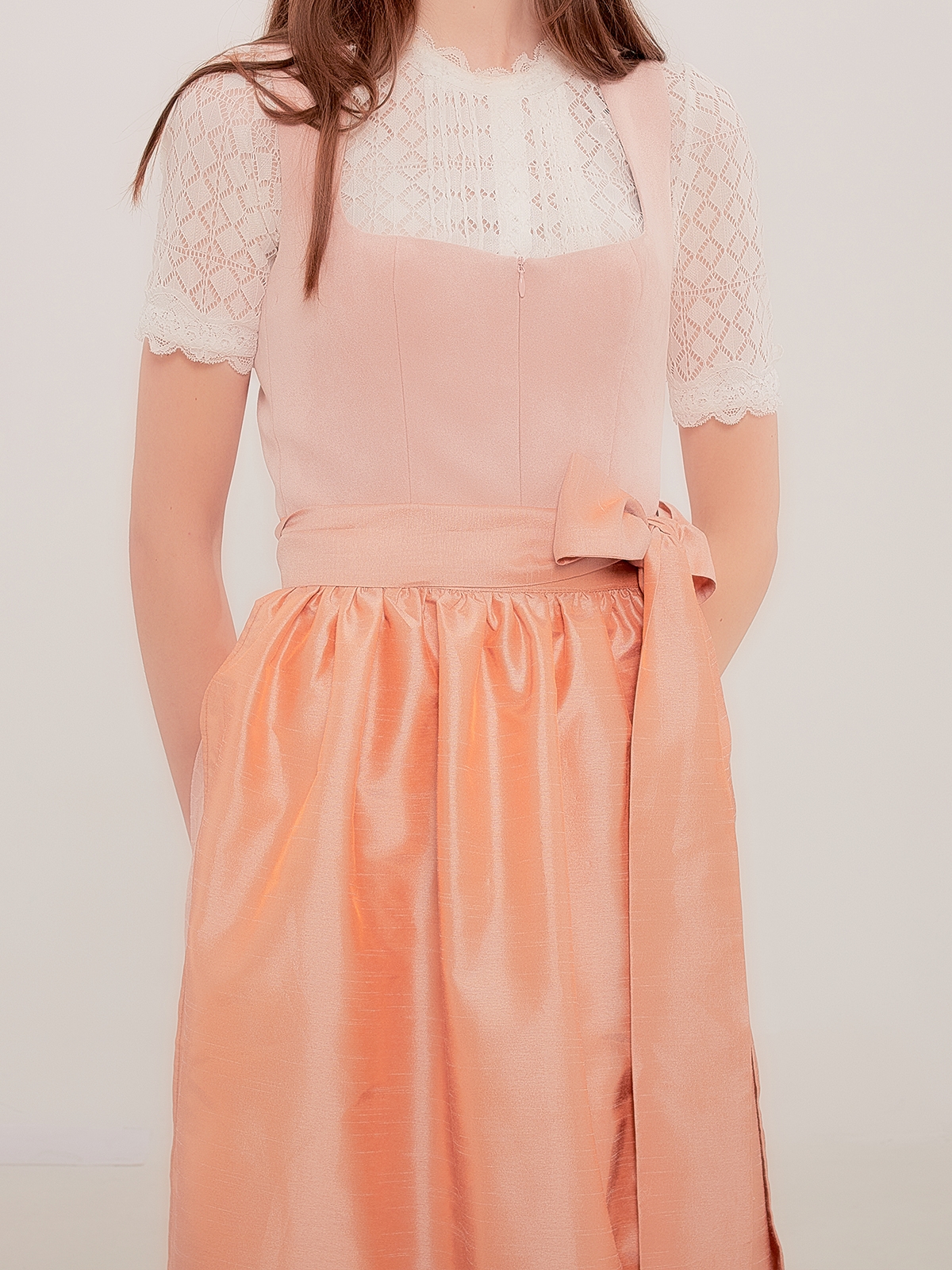 Beiges Dirndl mit floralen Details