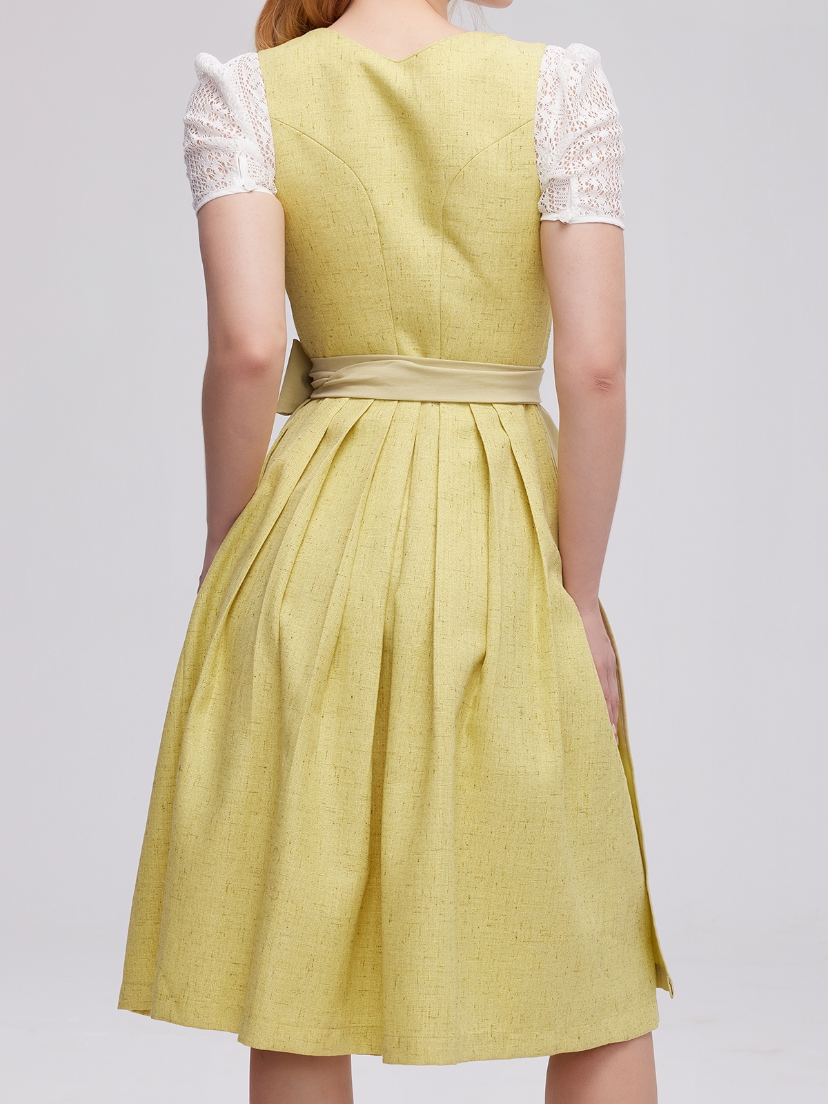 Modernes gelbes Dirndl mit schlanker Silhouette