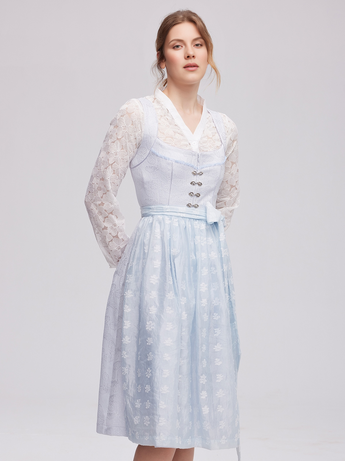 Dirndl Schwarz Samt in eleganter Pose