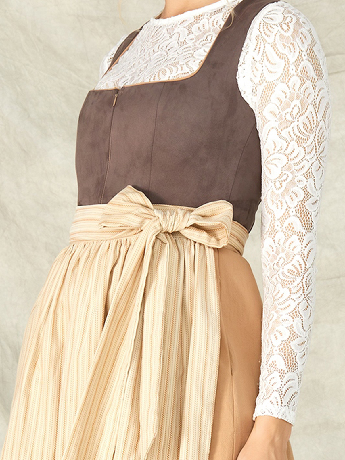 Dirndl Hellgrau in eleganter Ausführung