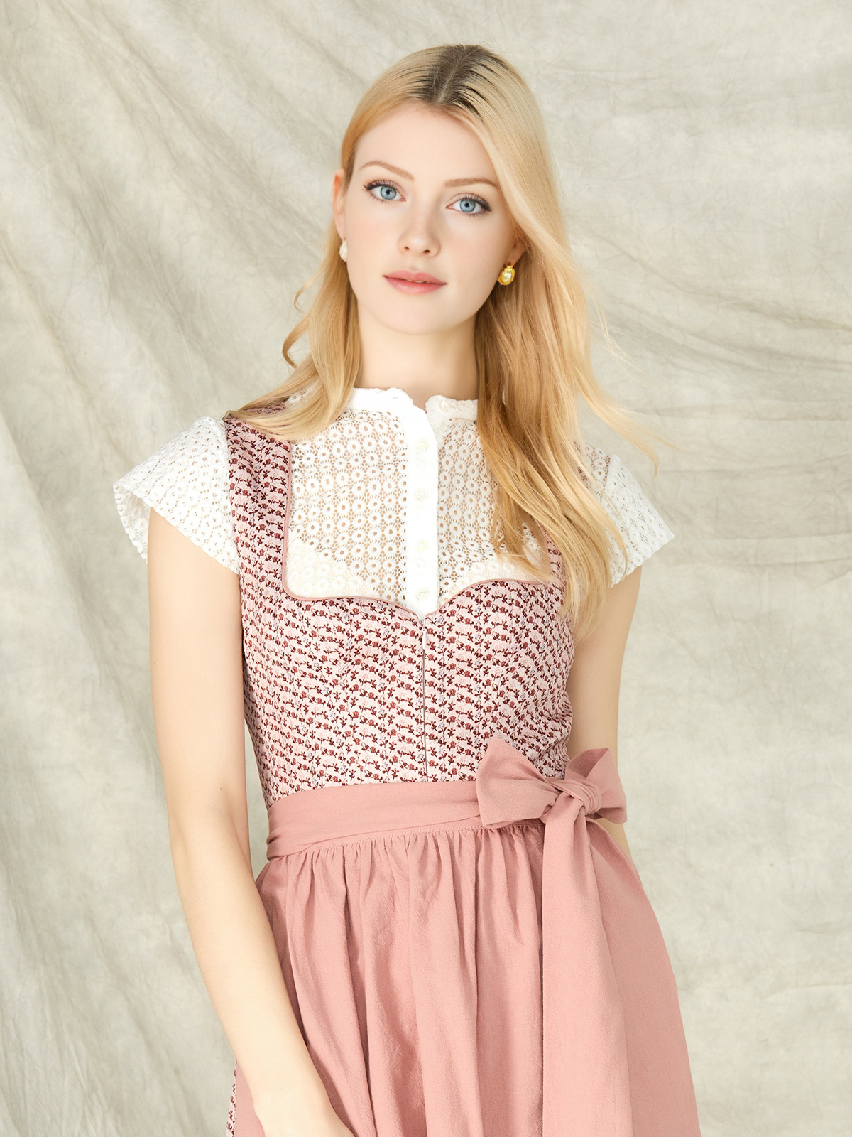 Dirndl in Rosa mit modernem Schnitt