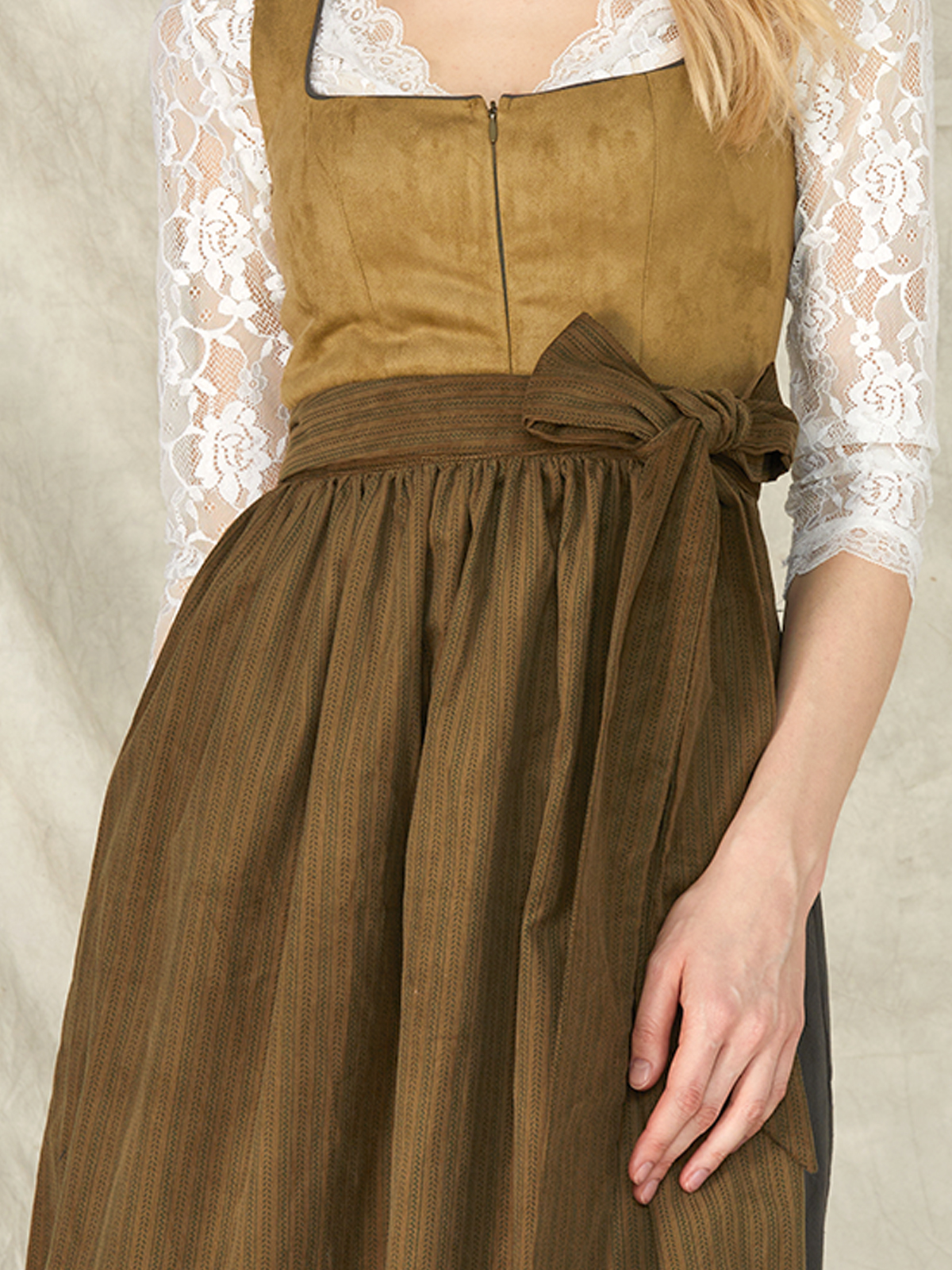 Ein elegantes grünes Dirndl mit traditionellen Details