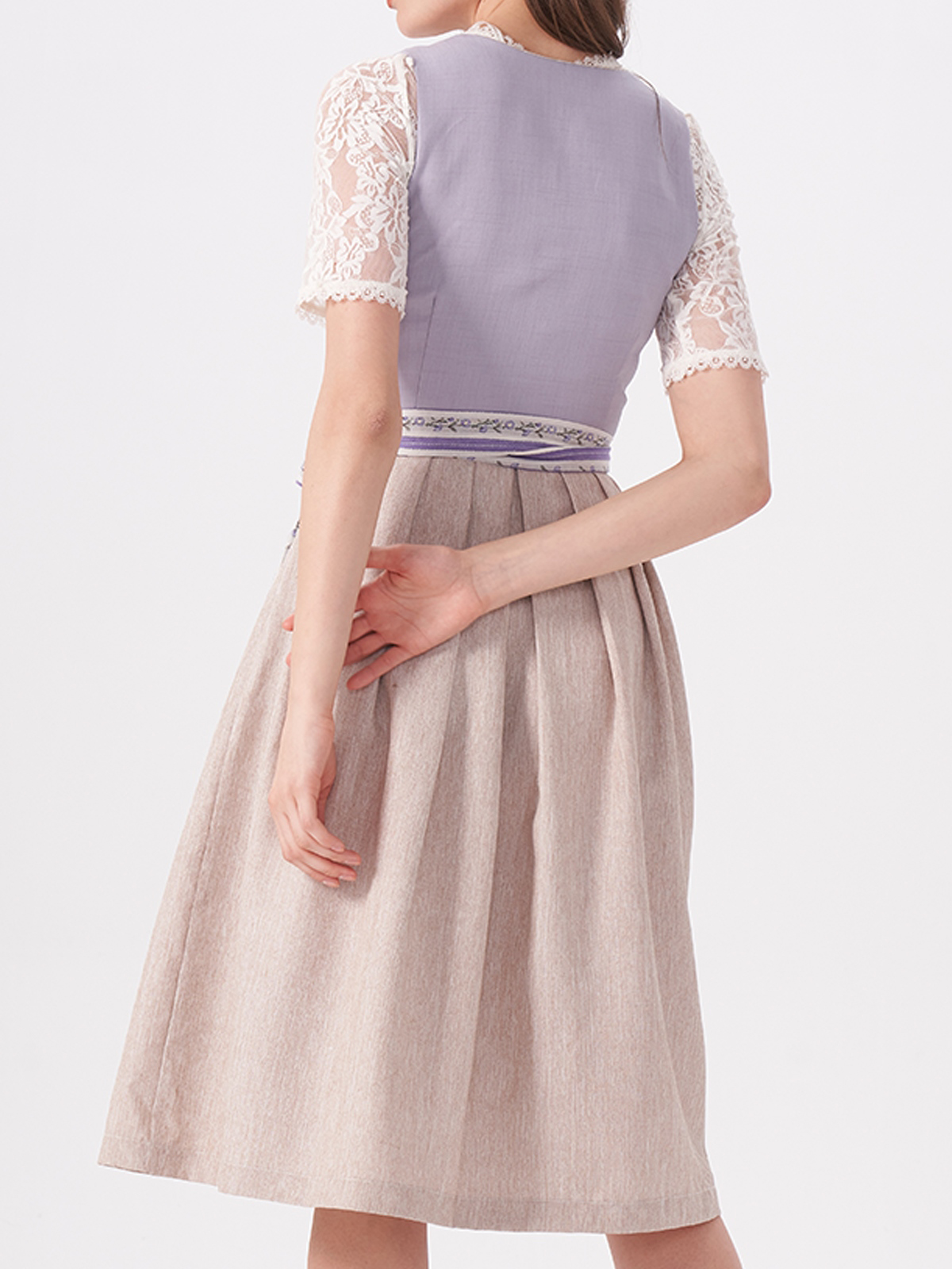 Modernes Dirndl in Lila – feminin und stilvoll