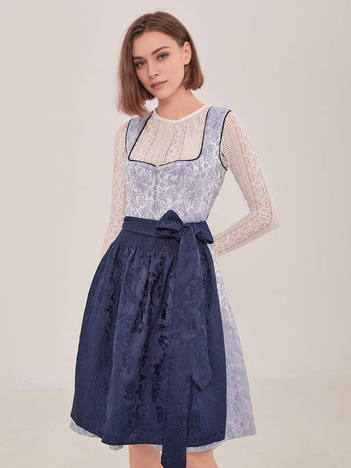 Blaues Dirndl aus dem Ehreer-Sortiment
