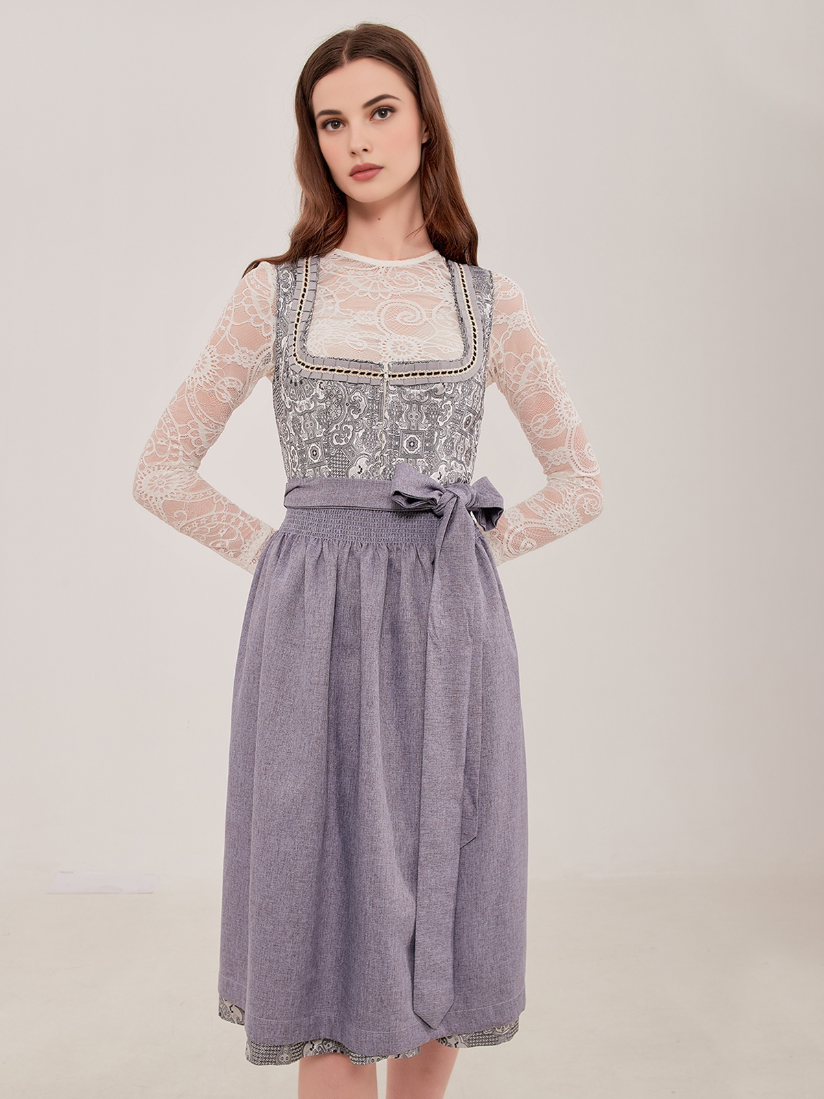 Lila Dirndlschürze mit grauem Dirndl