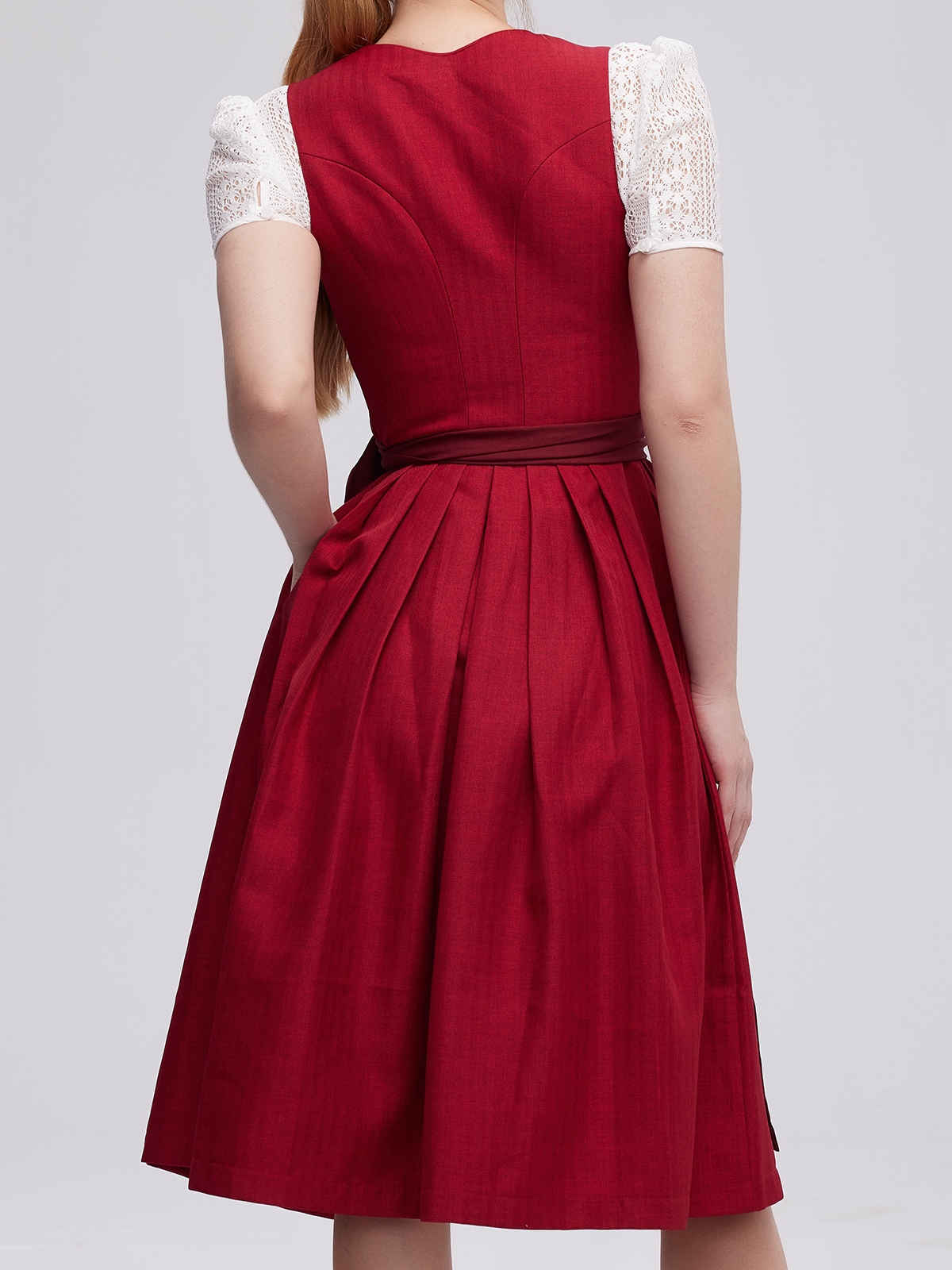 Modernes rotes Dirndl mit floralen Details