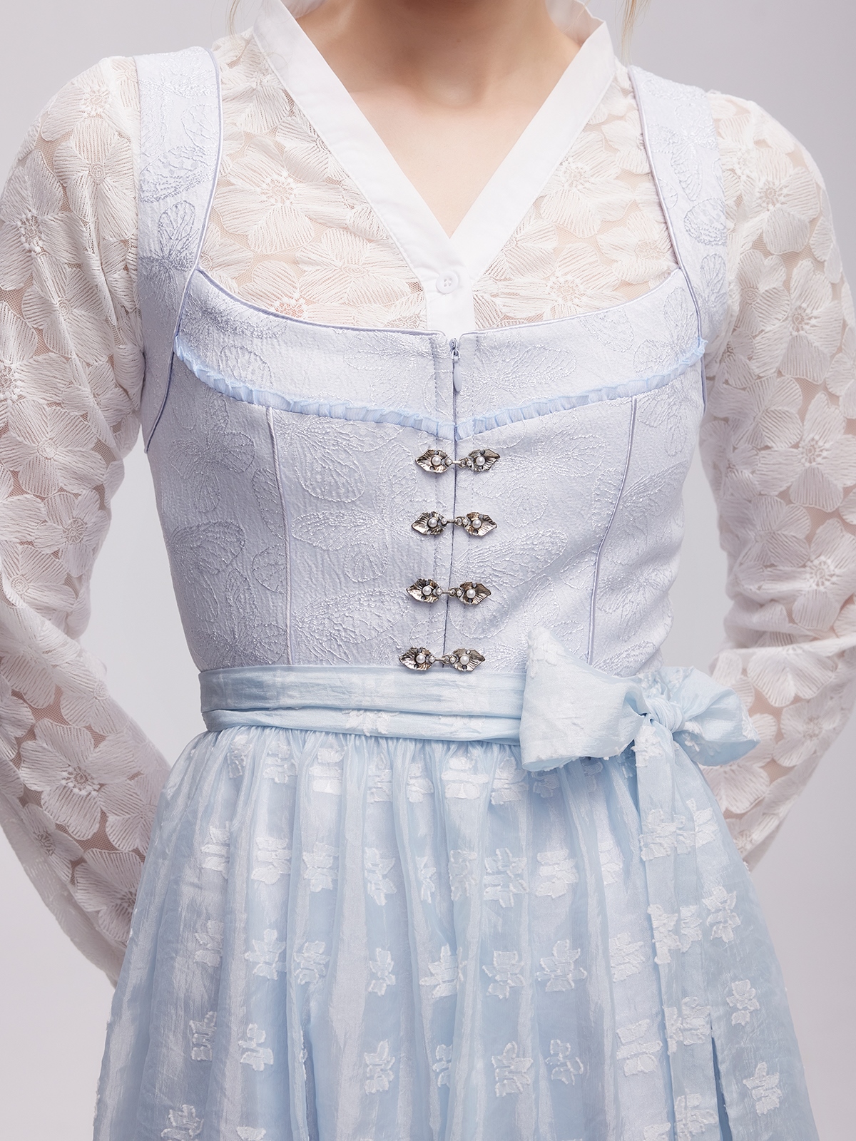 Modernes blaues Dirndl mit elegantem Design