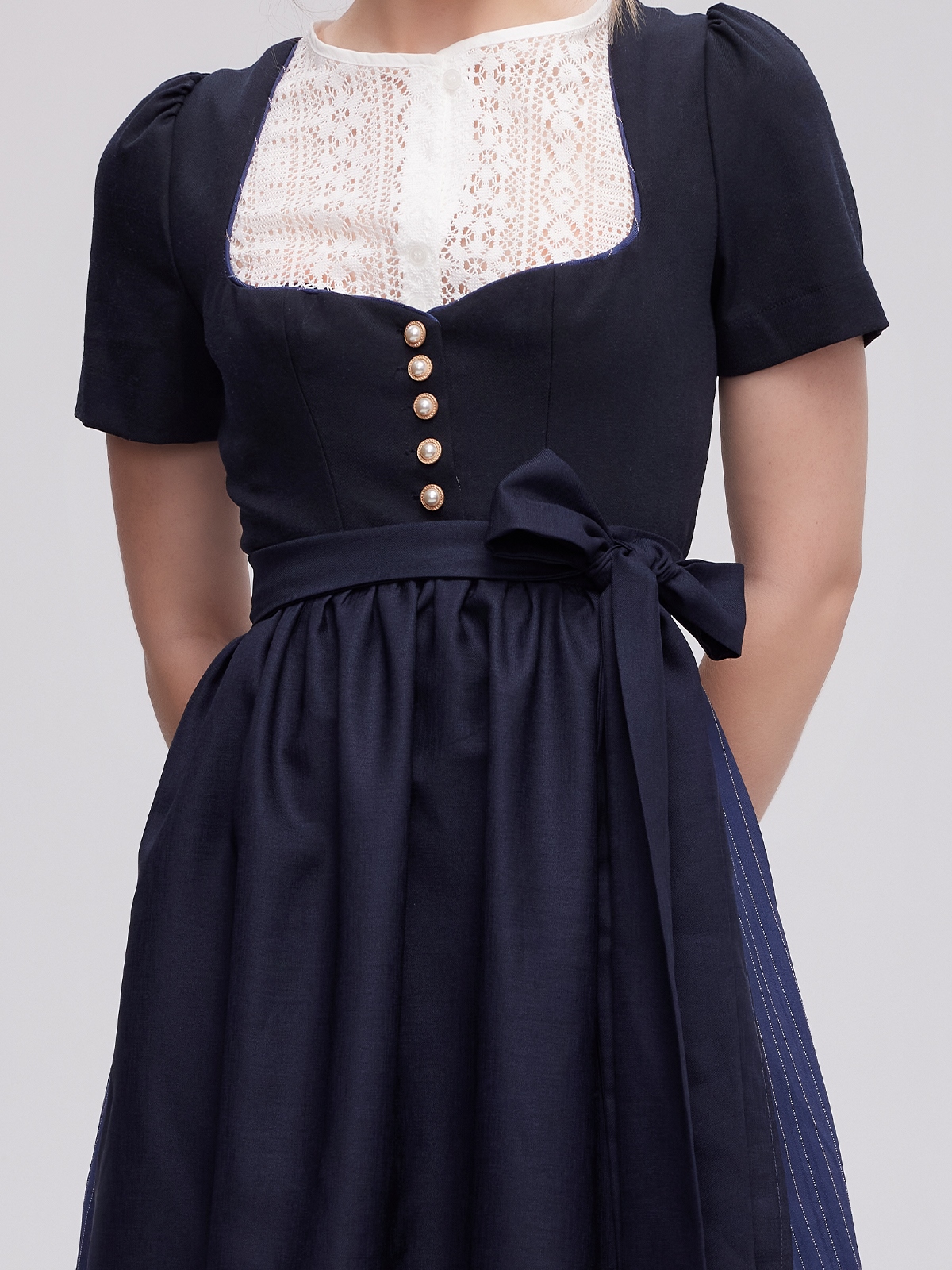 Modernes blaues Dirndl mit traditionellen Elementen