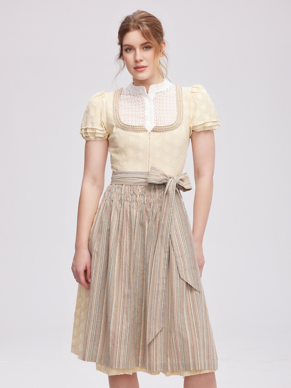 Modernes Dirndl in Gelb mit femininem Schnitt