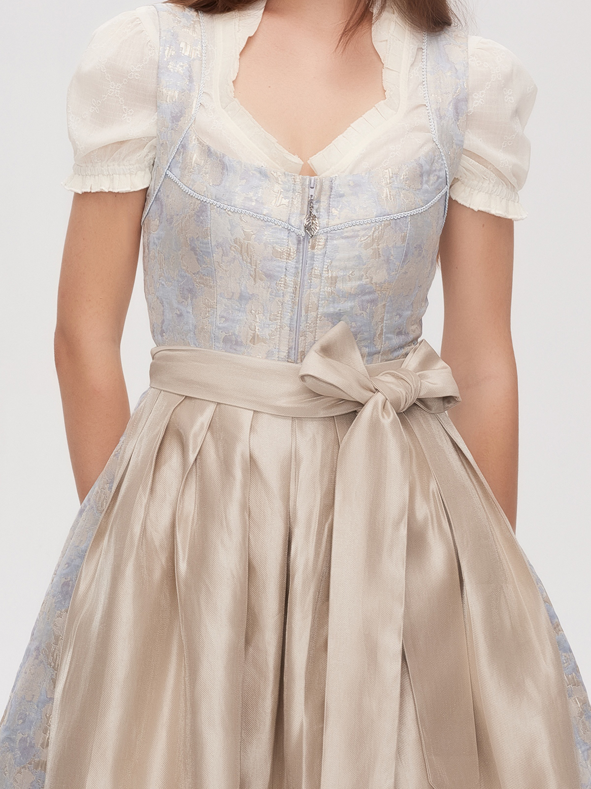 Dirndl in Blau mit Spitzenbluse