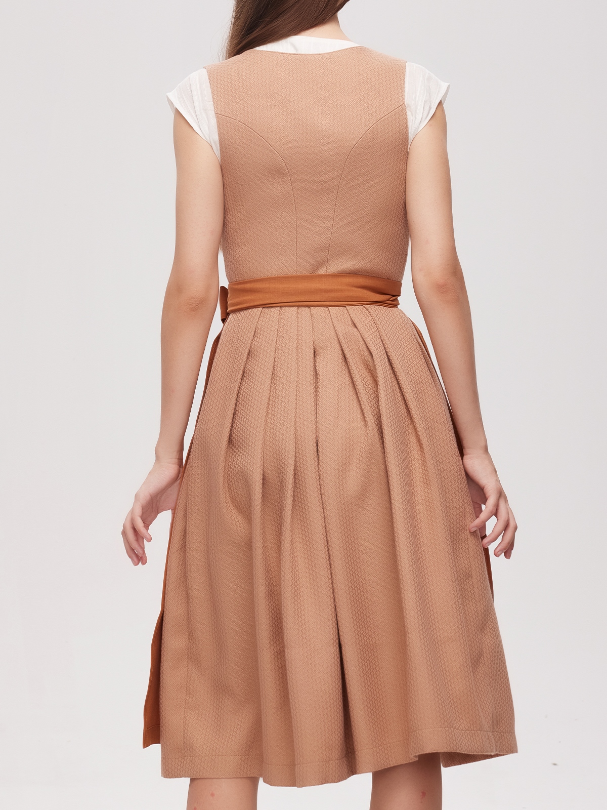 Modernes Dirndl in Braun