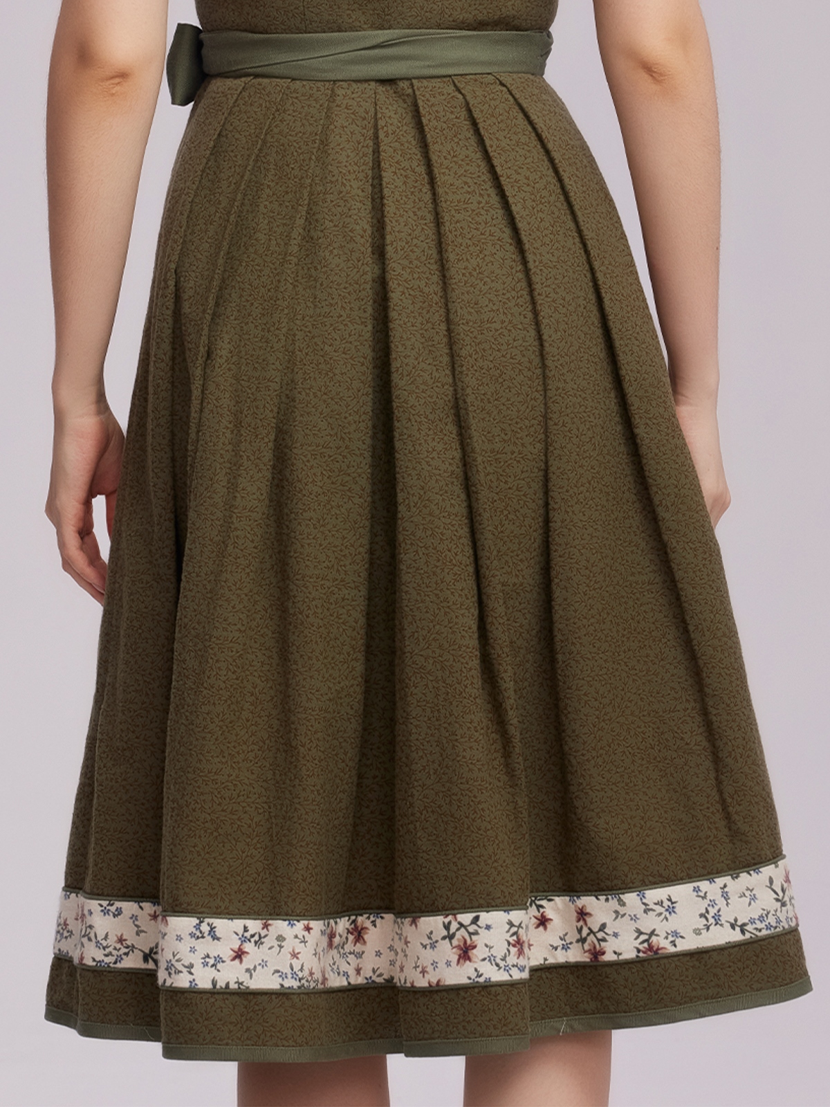 Modernes grünes Dirndl mit femininem Schnitt