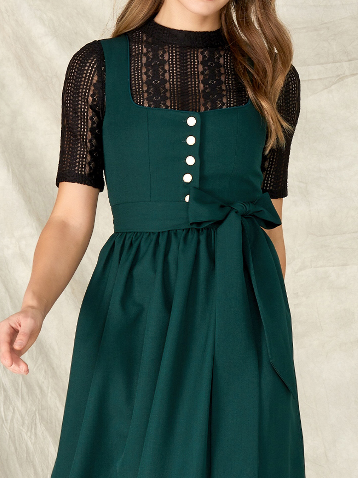 Traditionelles Dirndl mit langarm Bluse in Grün