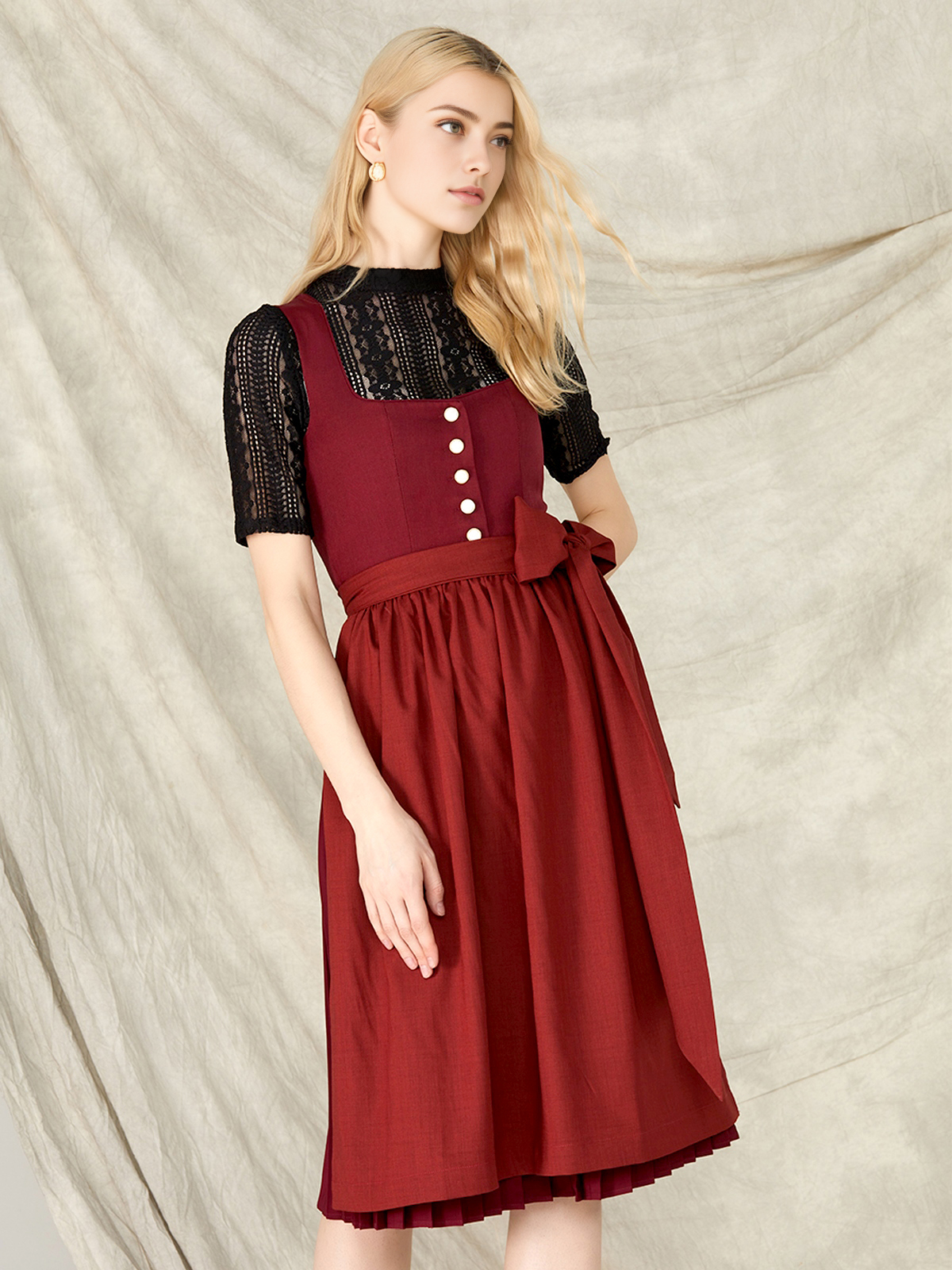 Dirndl in Brombeer – zeitlos und modern