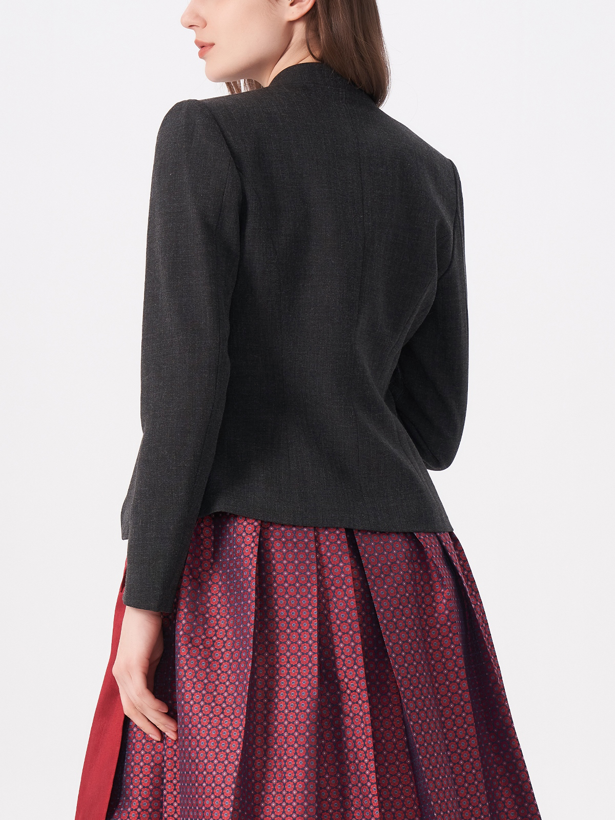 Modernes Dirndl mit Samtjacke