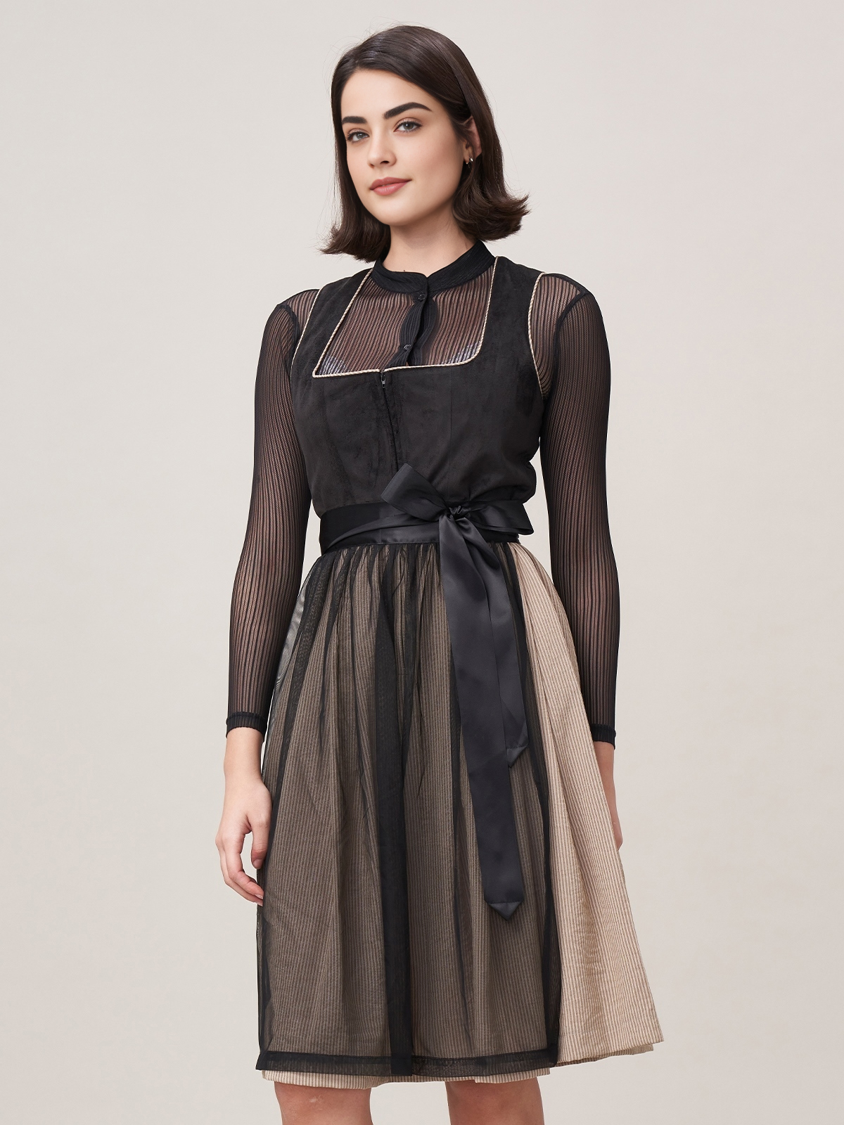 Dunkelrotes Dirndl mit modernem Schnitt