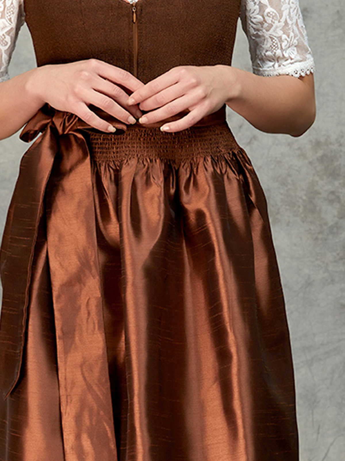 Grünes Dirndl in Braun