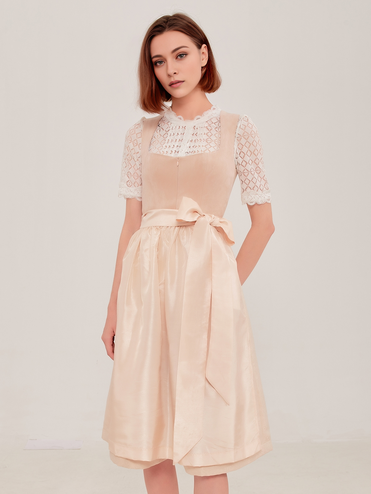 Modernes lila Dirndl mit floralen Akzenten
