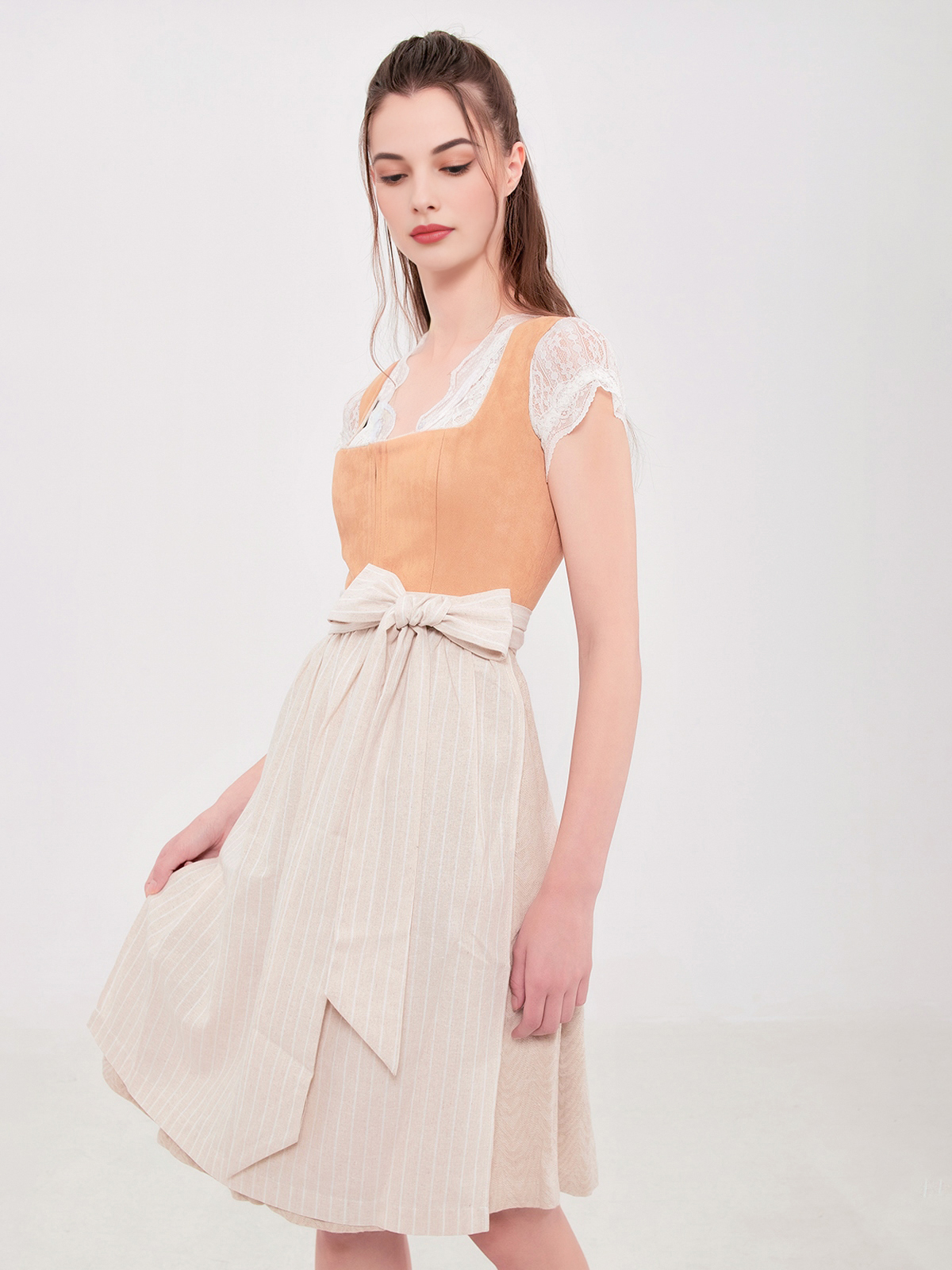 Dirndl in Braun