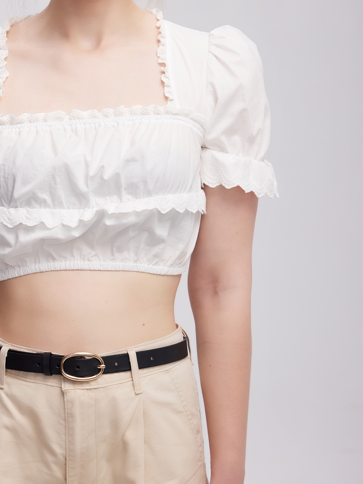 Tradition meets Modern: Ein elegantes rotes Samt-Dirndl mit Spitzenverzierungen