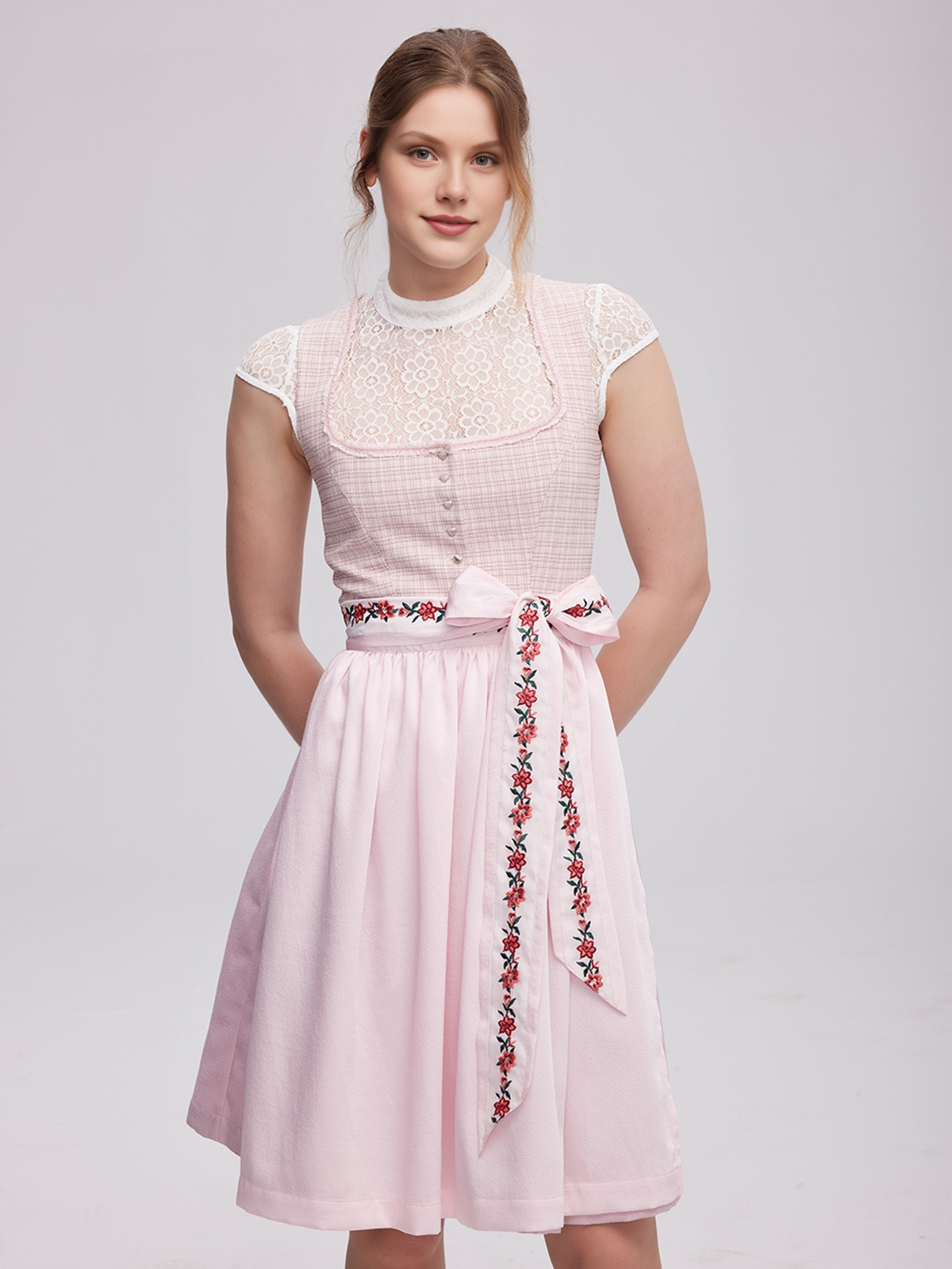 Ein hellgrünes Dirndl mit floralen Akzenten, perfekt für festliche Anlässe