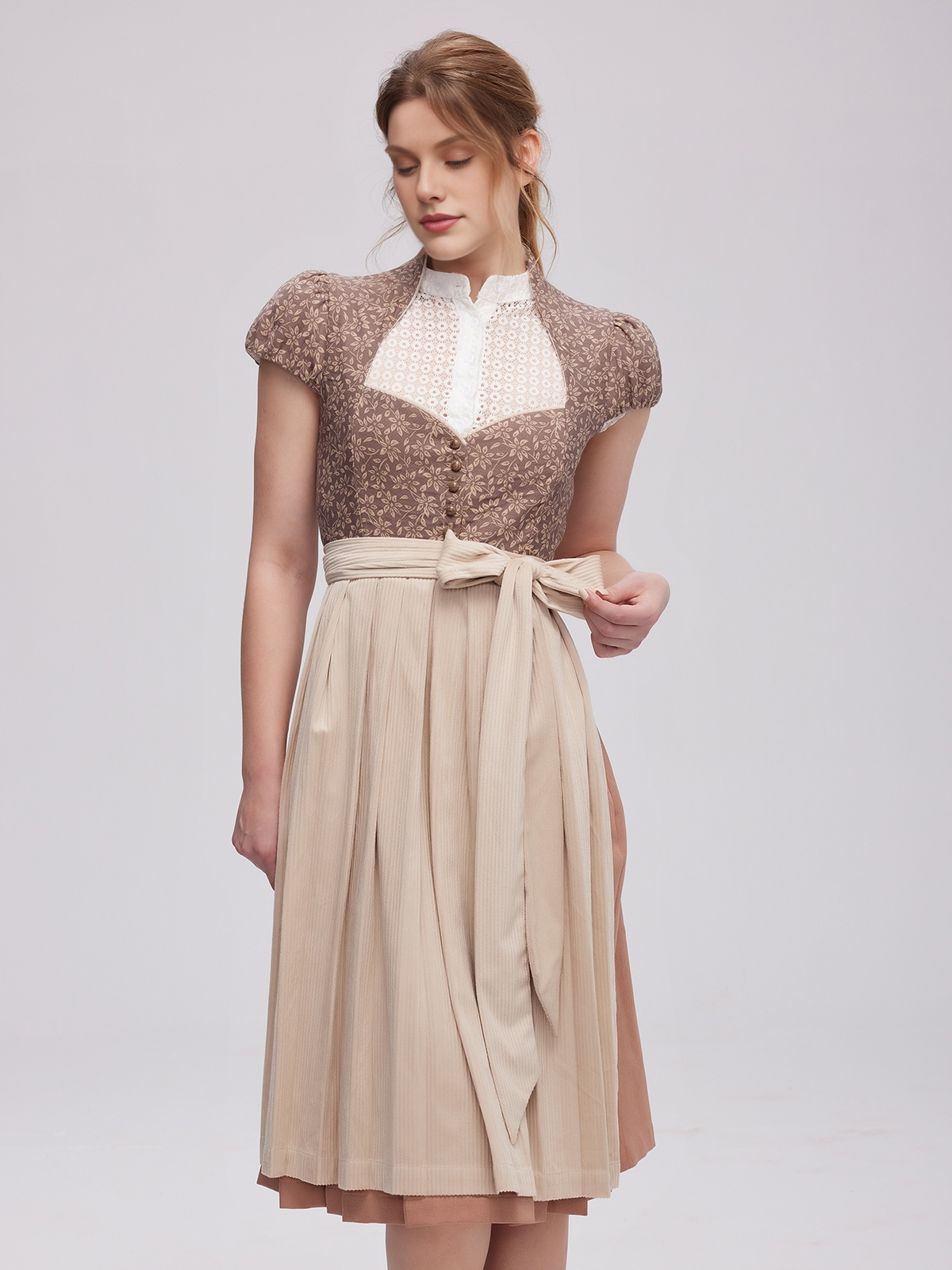 Dirndl in Braun mit modernem Schnitt