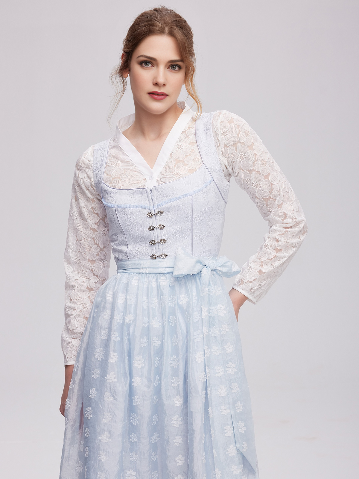 Modernes schwarzes Dirndl aus Samt mit eleganter Schürze
