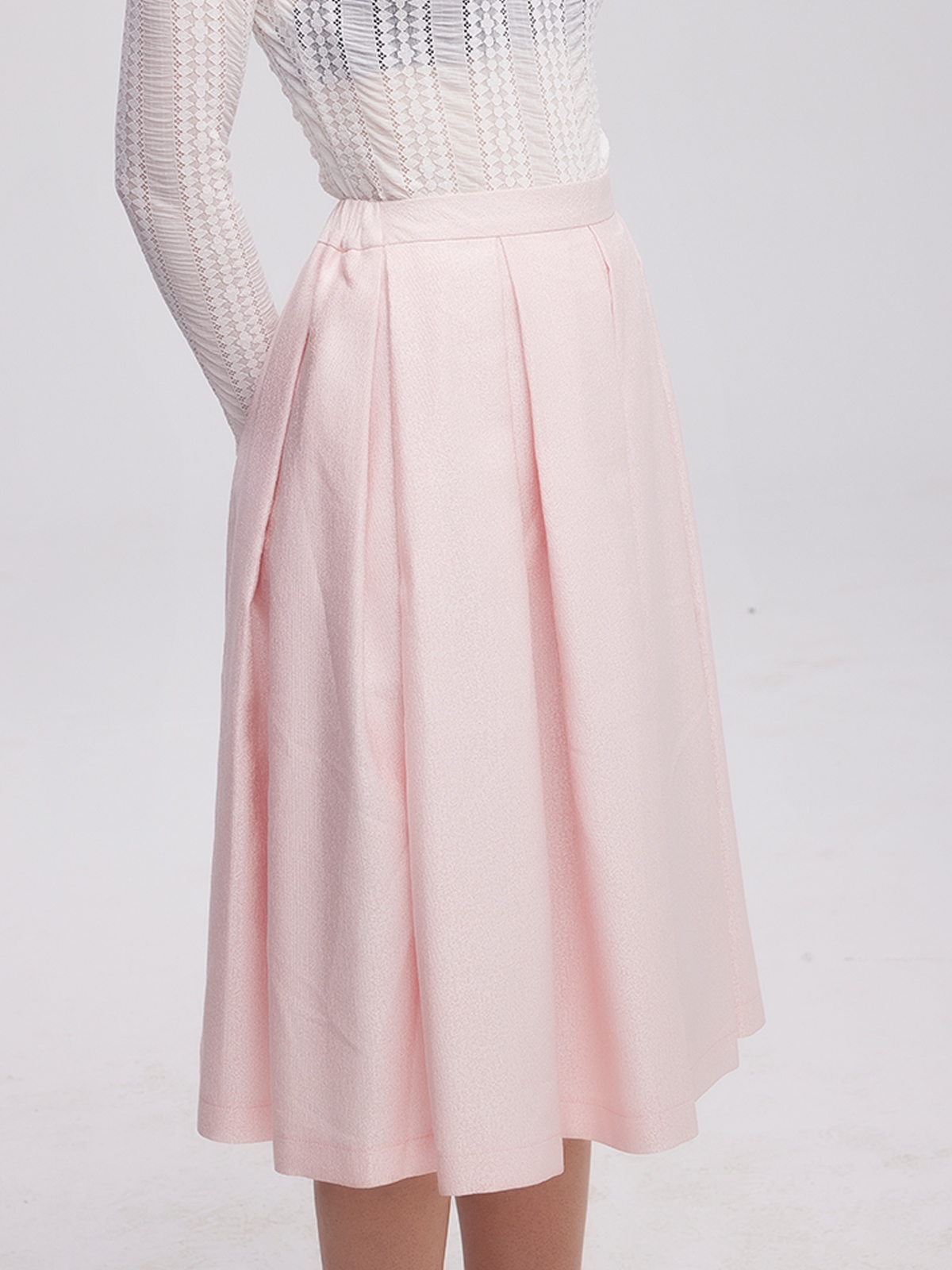 Moderne Dirndlbluse mit Lochausschnitt