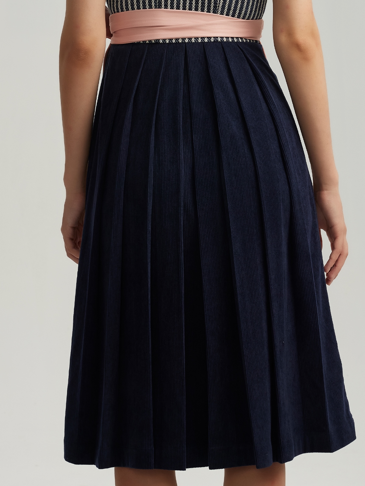 Modernes Dirndl mit blauem Muster und dekorativem Ausschnitt