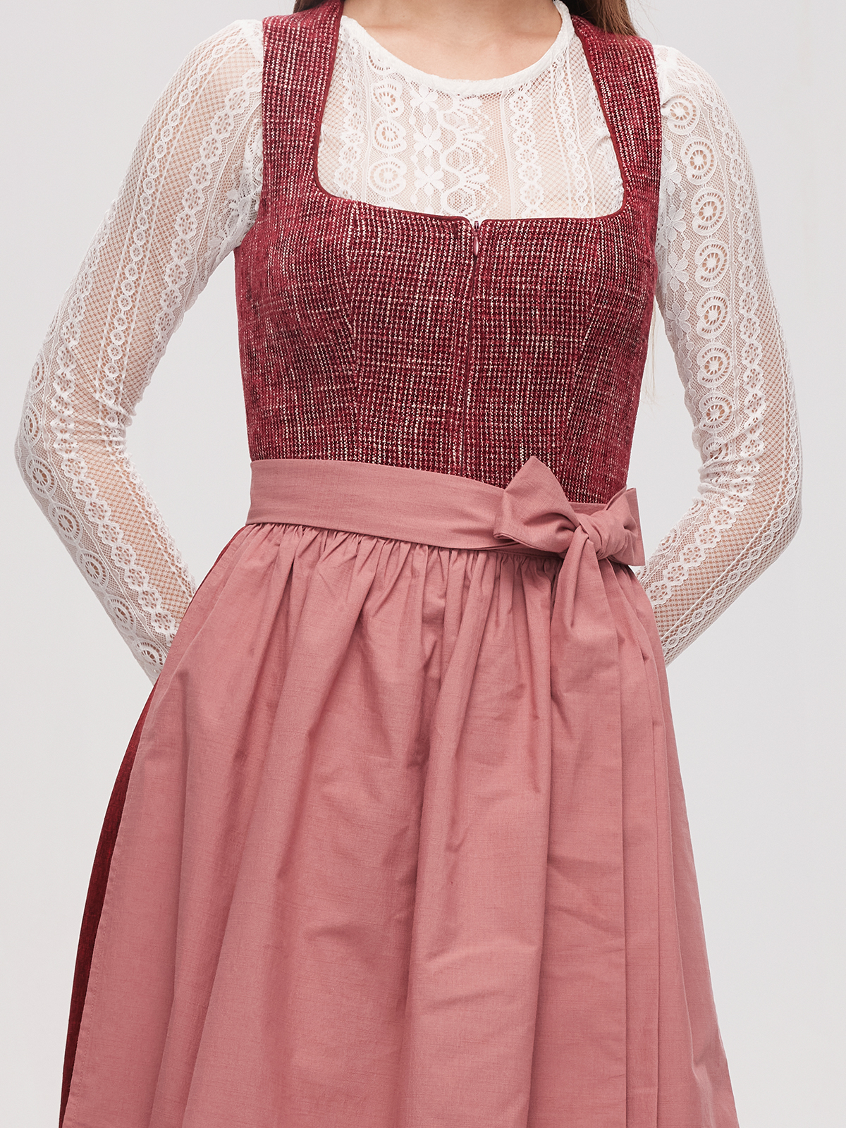 Blaues Samt Dirndl in eleganter Ausführung