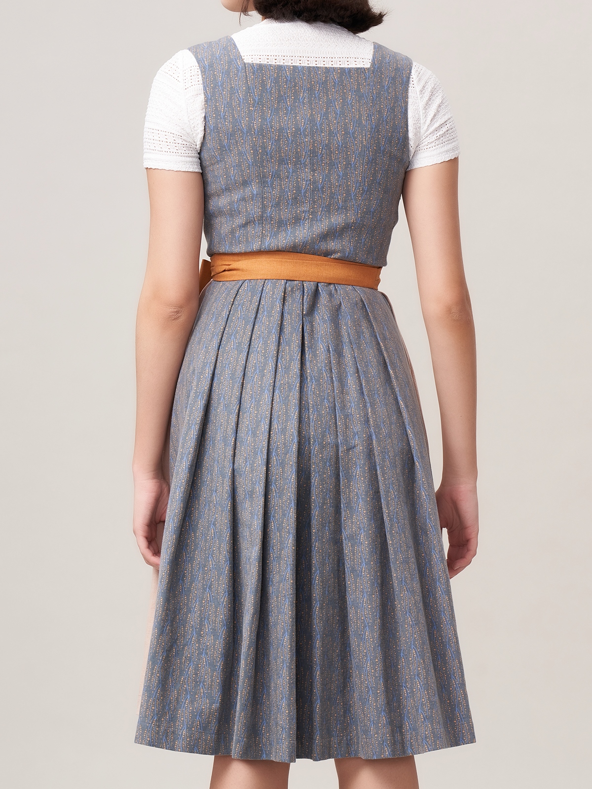 Ein elegantes grünes Dirndl ohne Schnürung, perfekt für festliche Anlässe