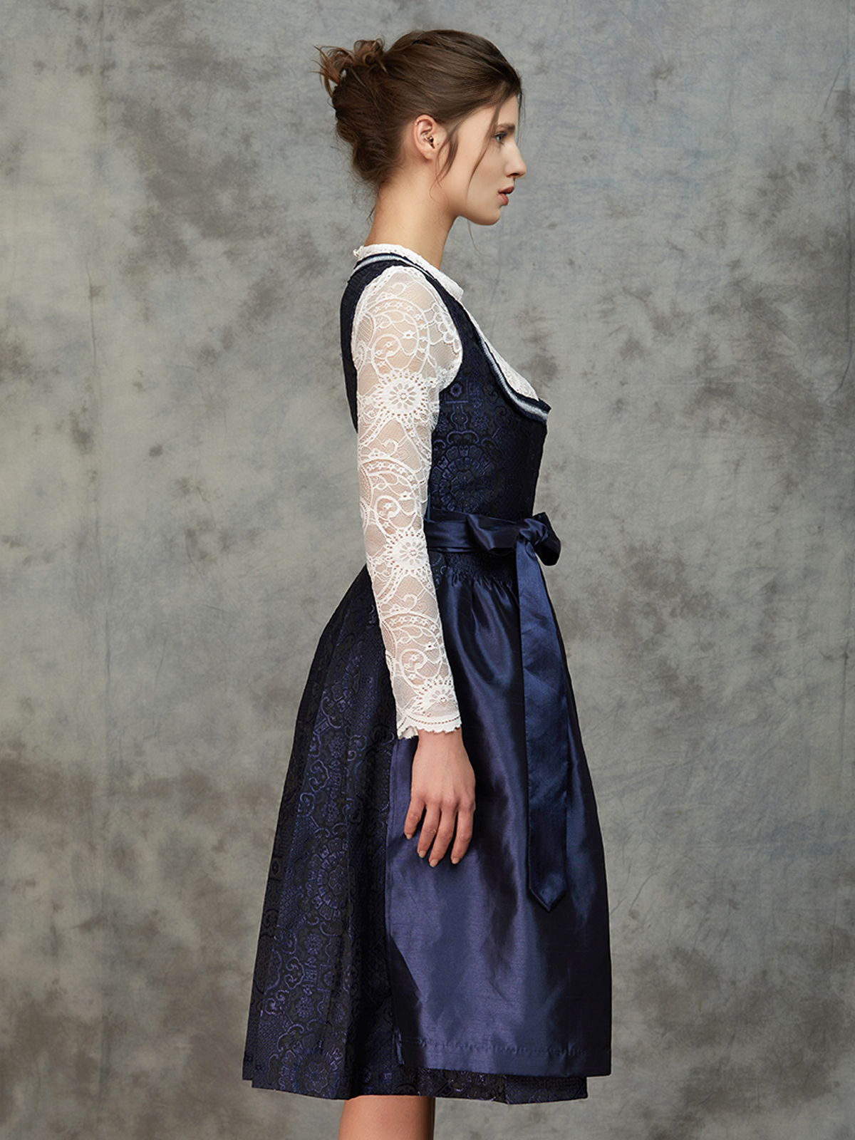 Modernes Dirndl in Blau mit schmeichelhaftem Schnitt