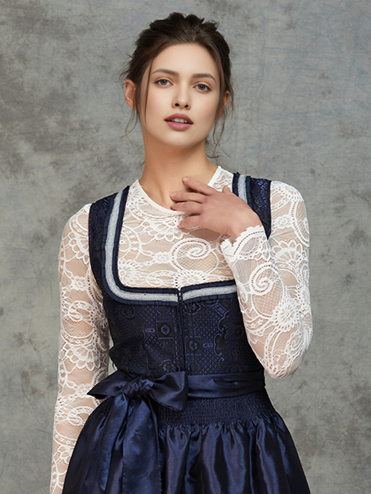 Elegantes blaues Samt-Dirndl mit perfektem Schnitt