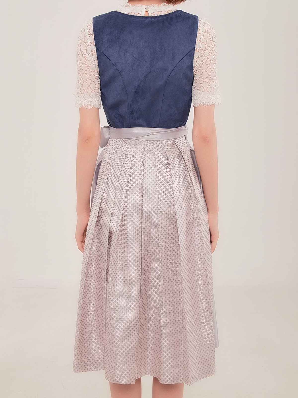 Dirndlbluse mit Lochausschnitt in Blau