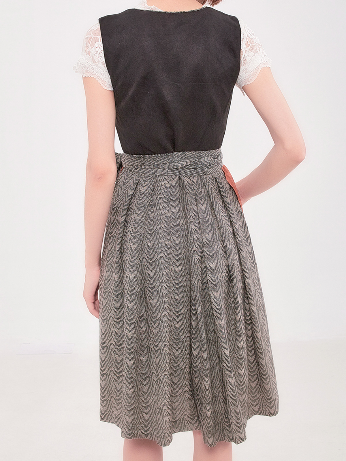 Dirndl in Schwarz mit floralen Details