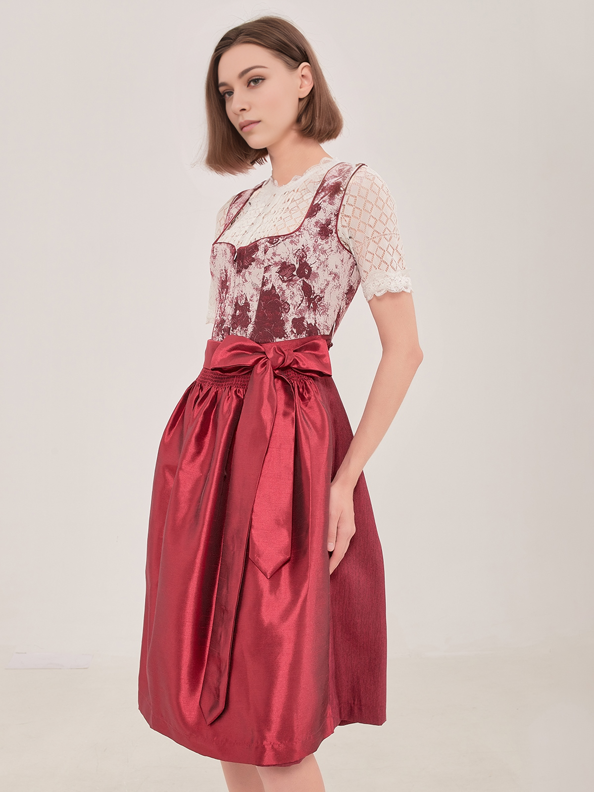 Dirndl mit Herzausschnitt in Rot