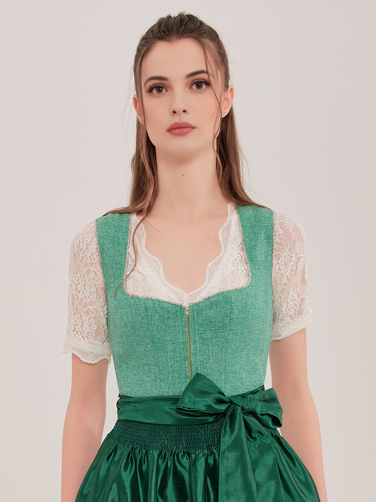 Marjo Samt Dirndl Blau – Eleganz in dunklem Blau
