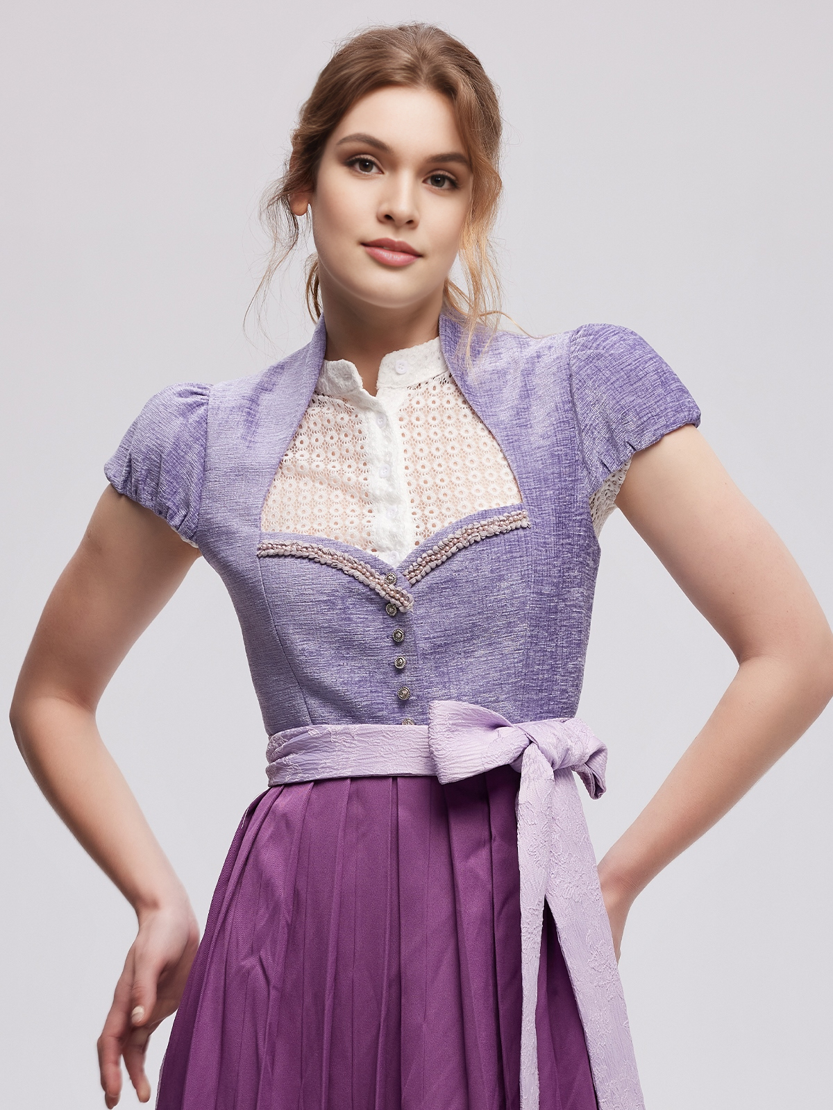 Grünes Dirndl mit floralen Details