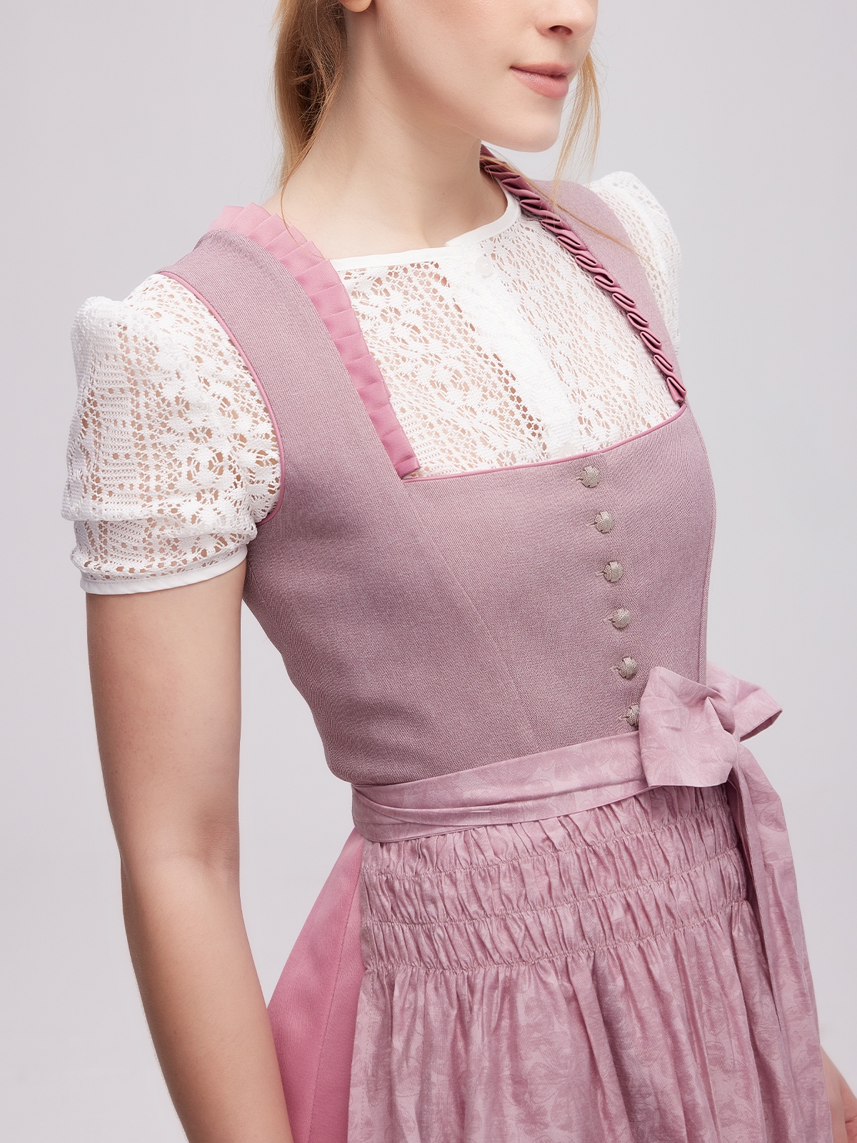 Modernes Dirndl in Lila mit urbanem Stil