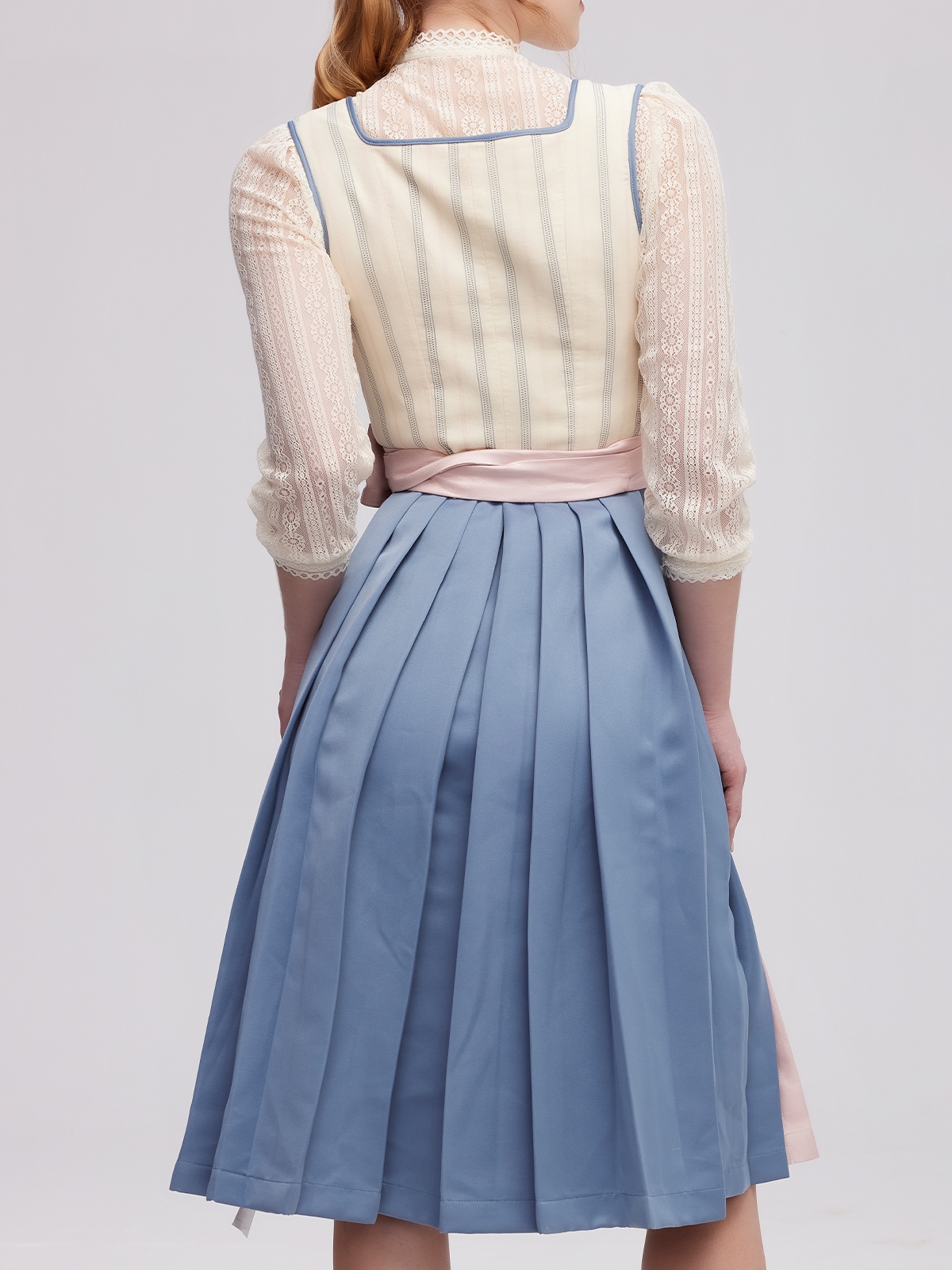 Ein beiges hochwertiges Dirndl mit feinen Stickereien