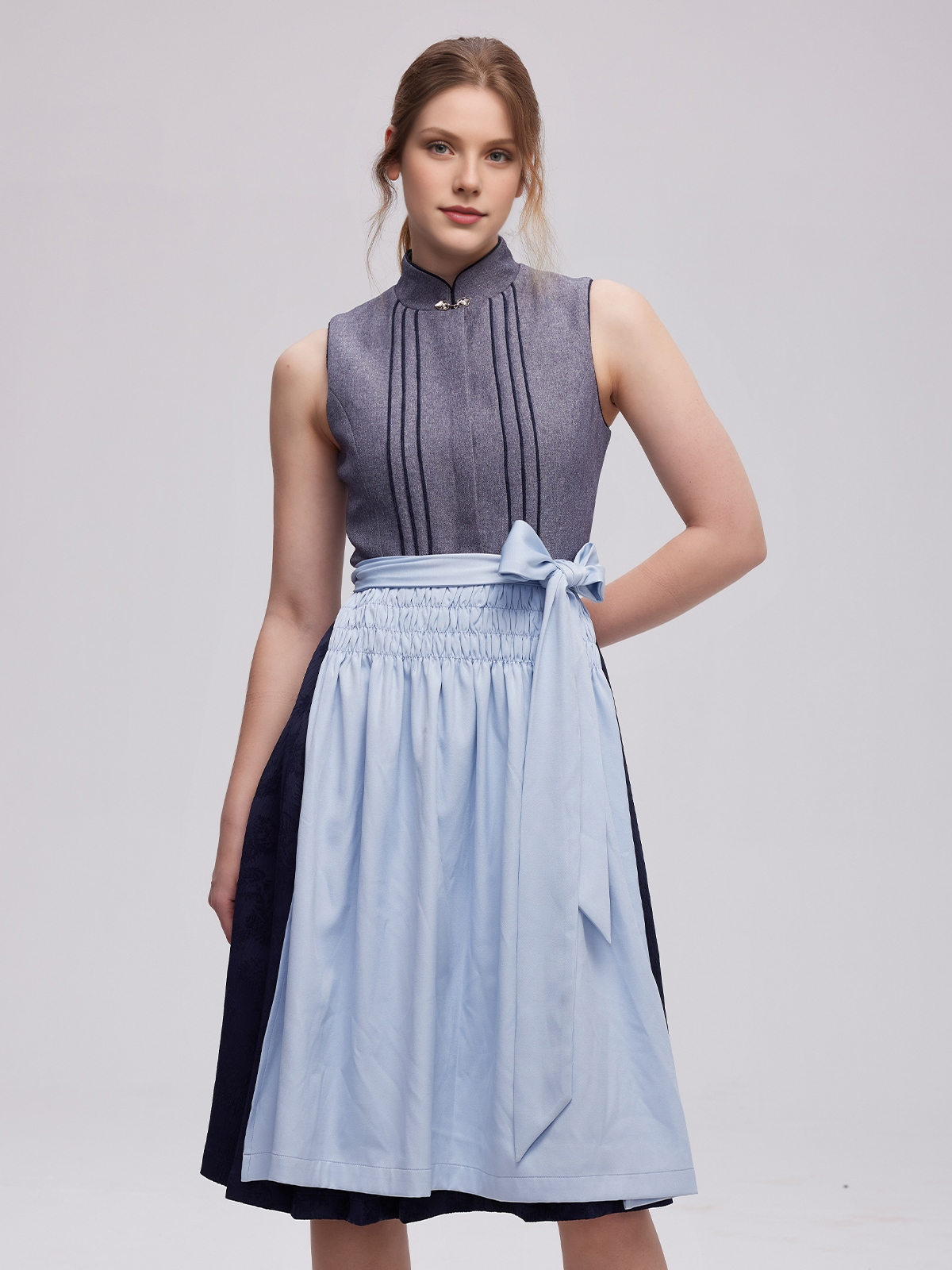 Modernes Dirndl in Grau mit blau-roten Akzenten