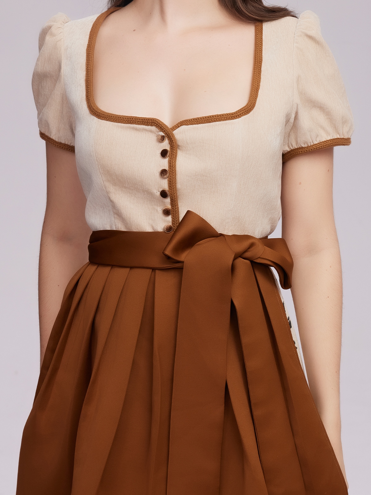 Modernes Dirndl in Braun