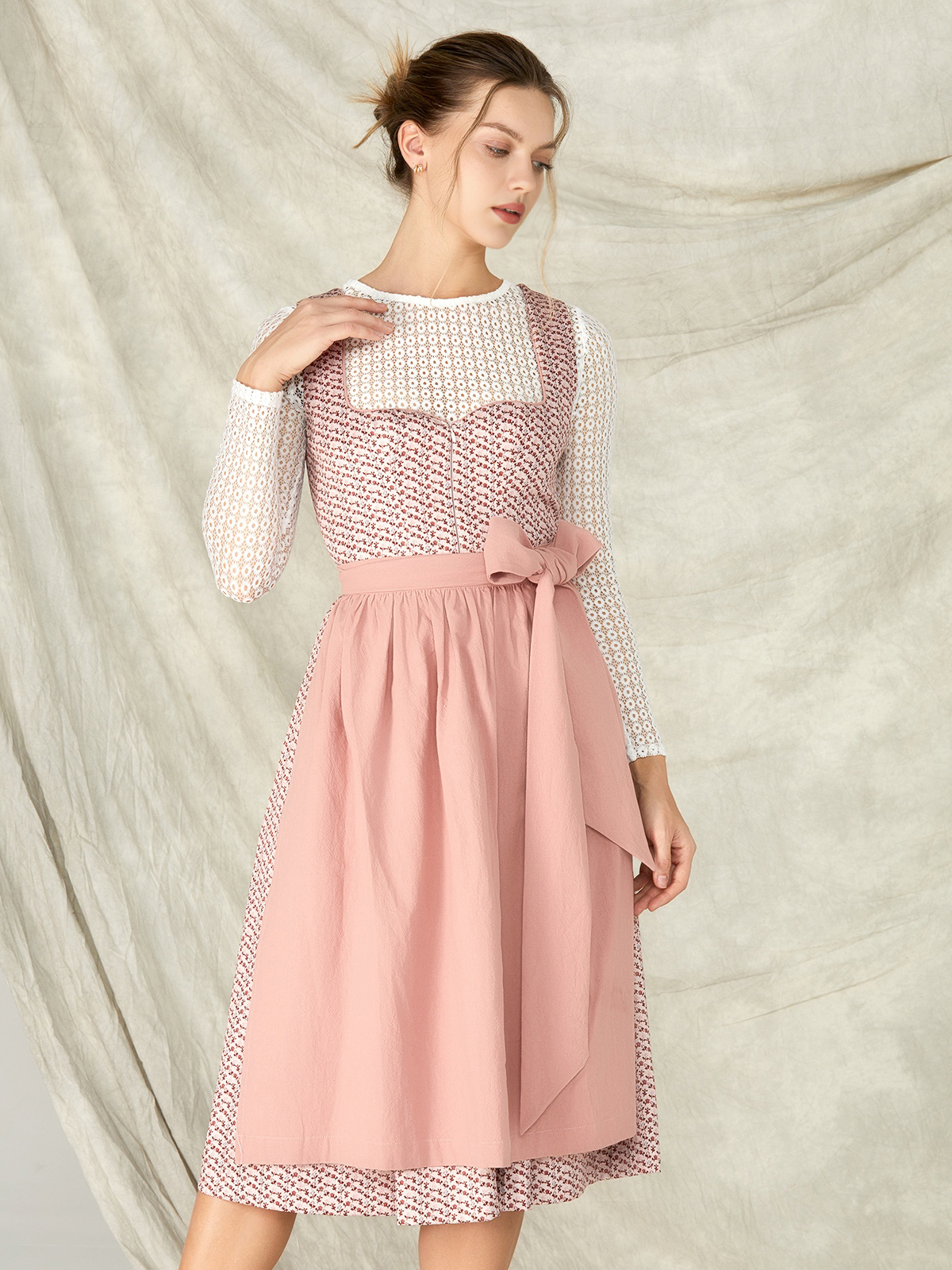 Dirndl in Rosa mit goldener Verzierung – perfekt für festliche Anlässe