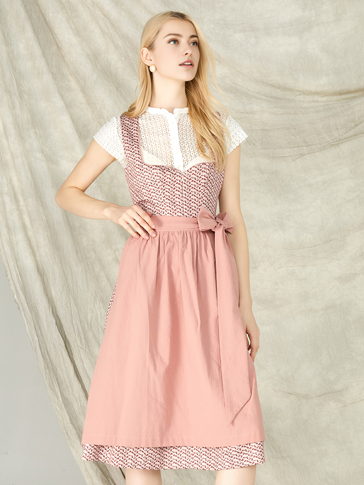 Dirndl in Rosa mit traditioneller Schürze